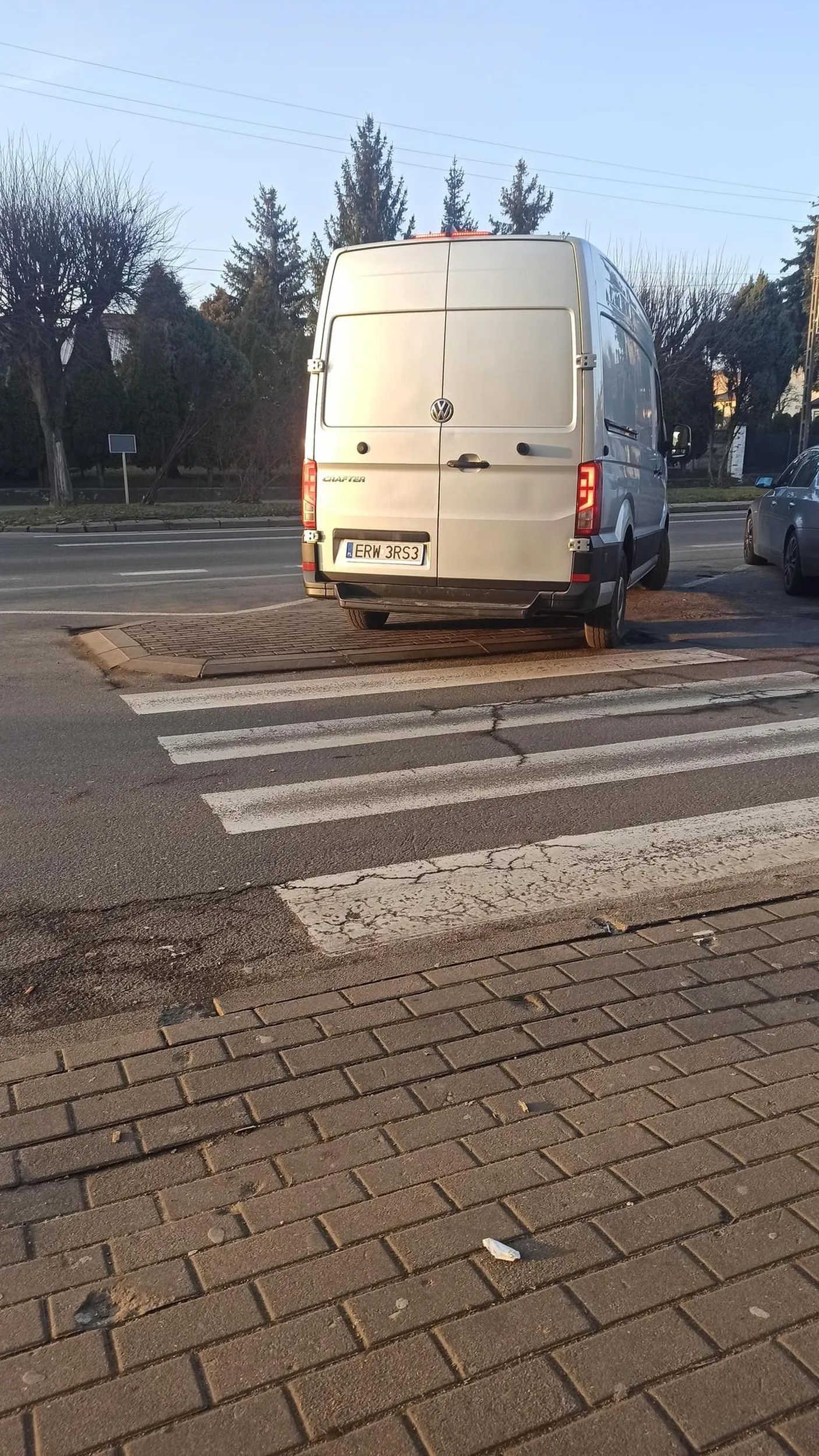 nie dość że na chodniku stoi to jeszcze przystanek blokuje od pół godziny