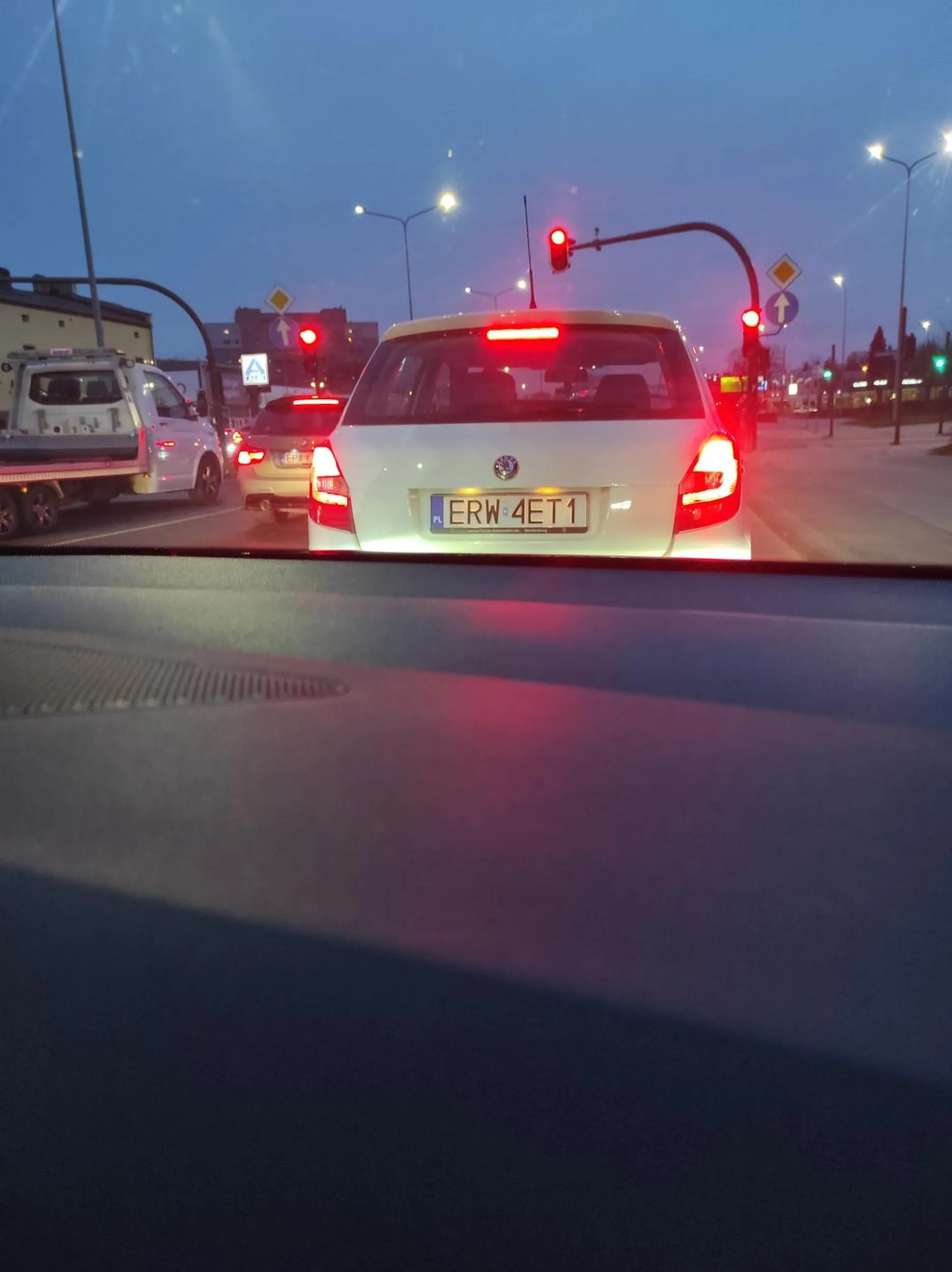 Zmienia pasy bez kierunkowskazu. Dla wygody wjerzdża na buspas