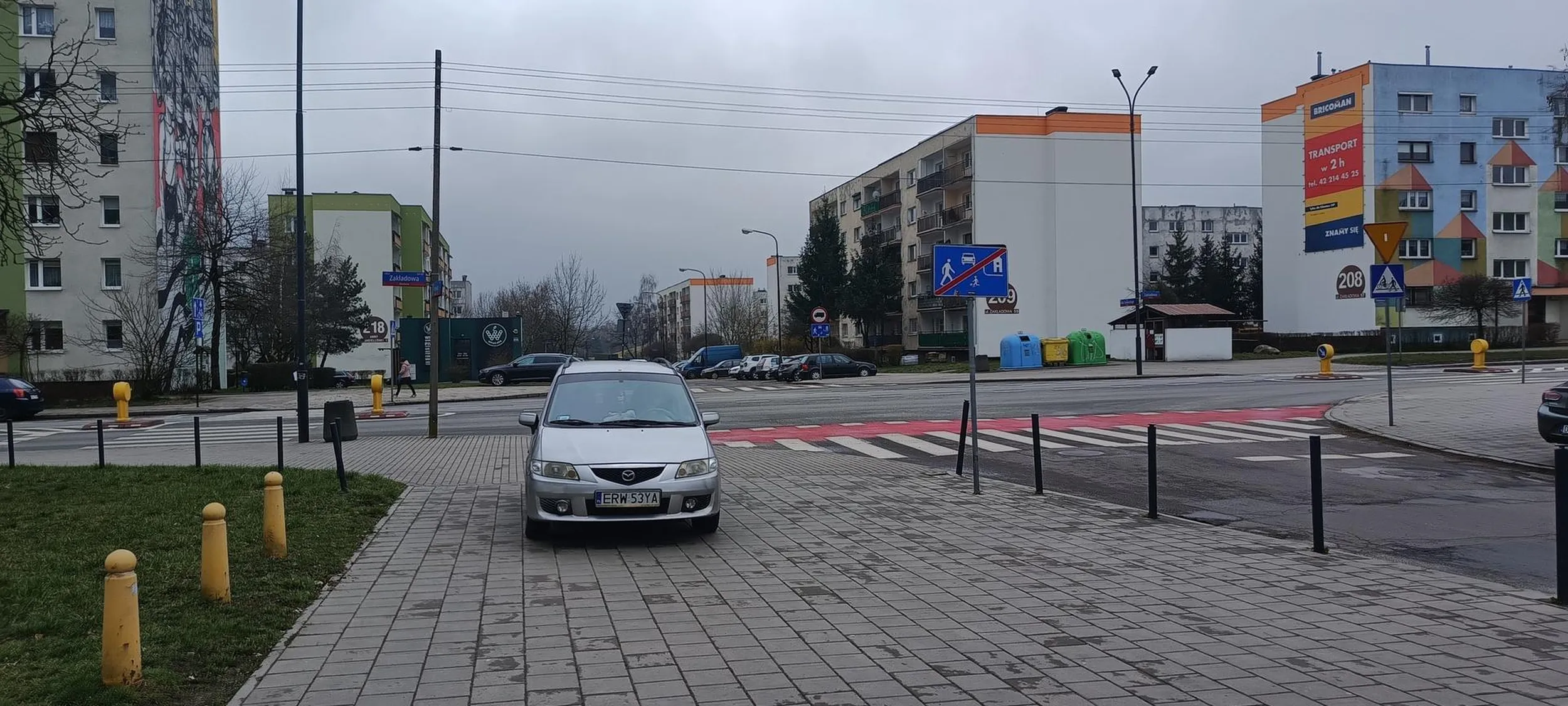 Ponownie ten sam kierowca popełnia wykroczenie jeżdżąc po chodniku , po przejściu dla pieszych oraz zatrzymuje się w obrębie skrzyżowania. Burak i dałn ! Wszędzie pełno wolnych miejsc