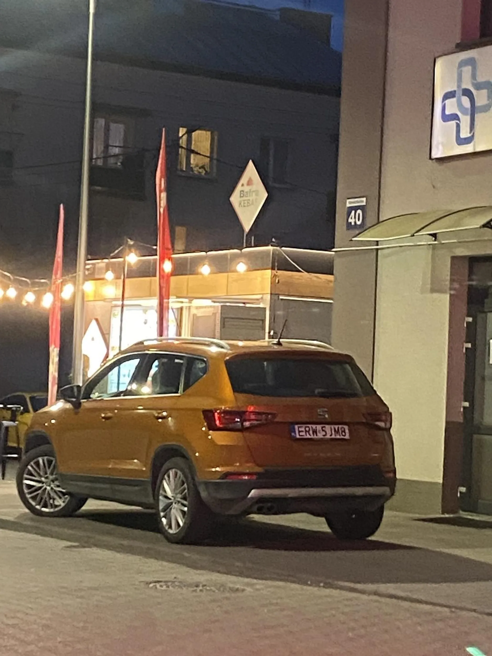 Panienka nie umiała zaparkować między dwoma samochodami żeby dziecko wyszło to na chodniku sobie stanęła, kolor włosów zobowiązuje