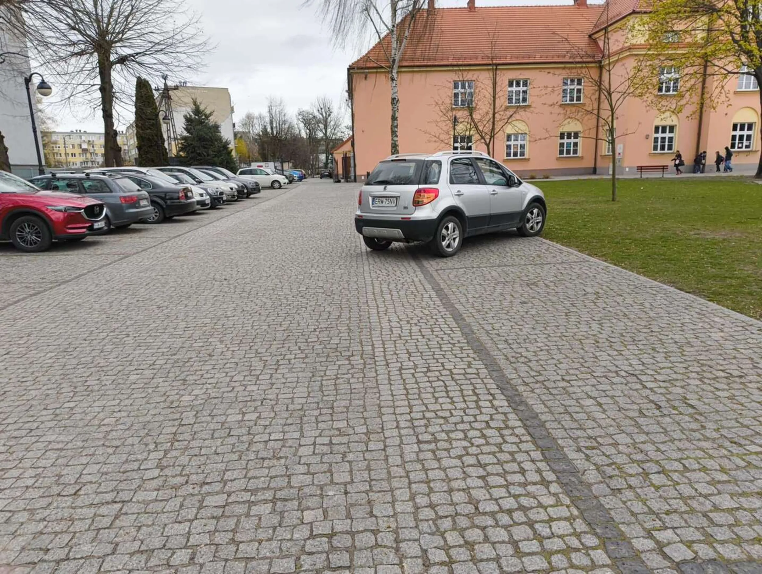 Kierowca parkuje na parkingu równoległym prostopadle.