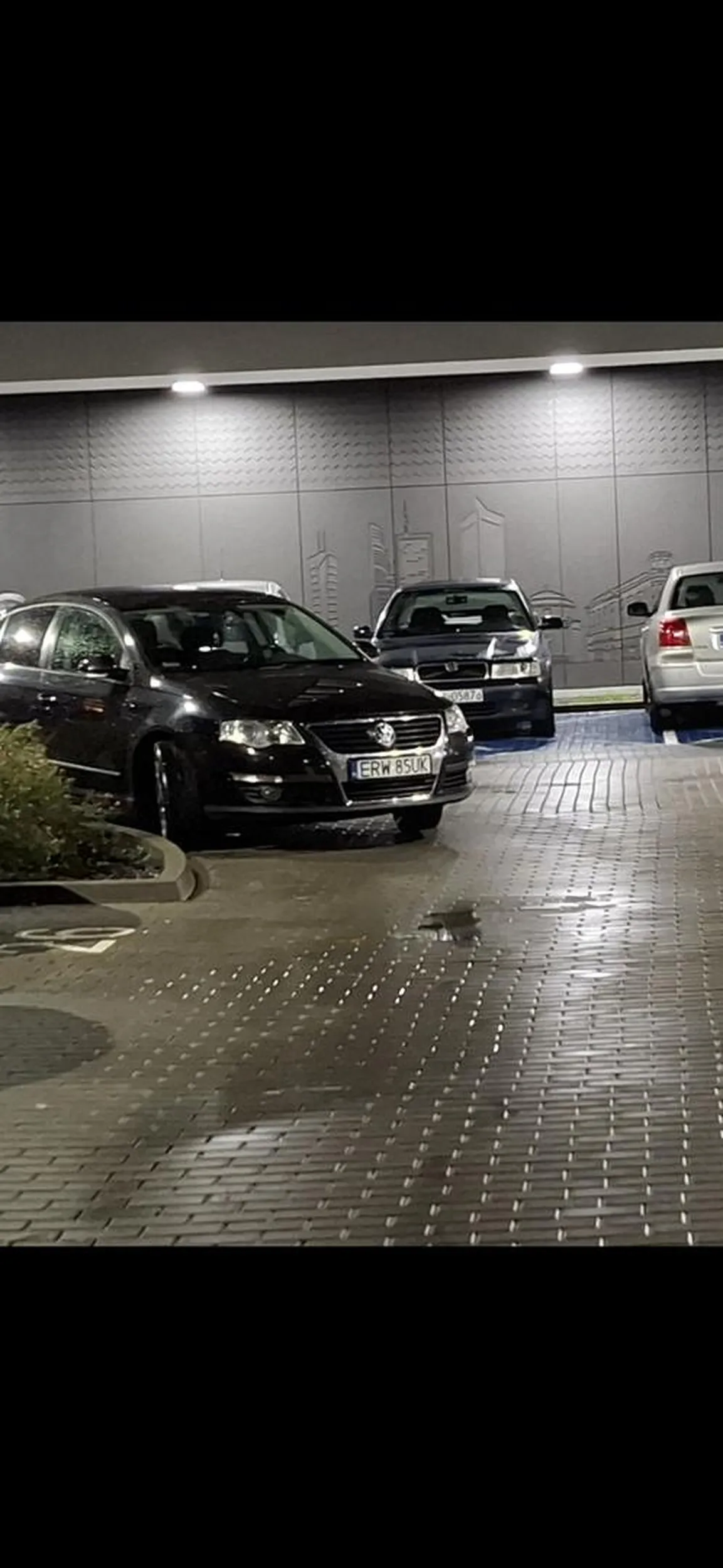 Gość codziennie staje na zakręcie. Nie idzie wyjechać z osiedla bo jaśnie pan ma wszystko i wszystkich w d....