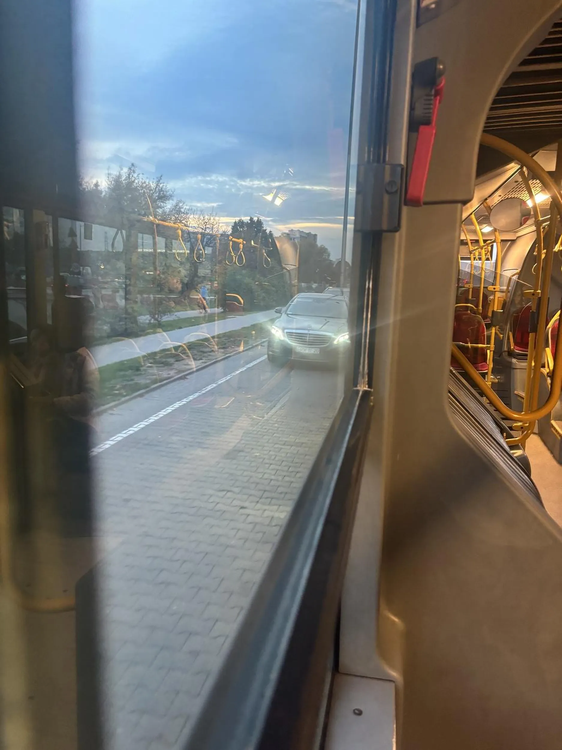 Oblech stroi na dw zachodnim i wali sobie konia w samochodzie