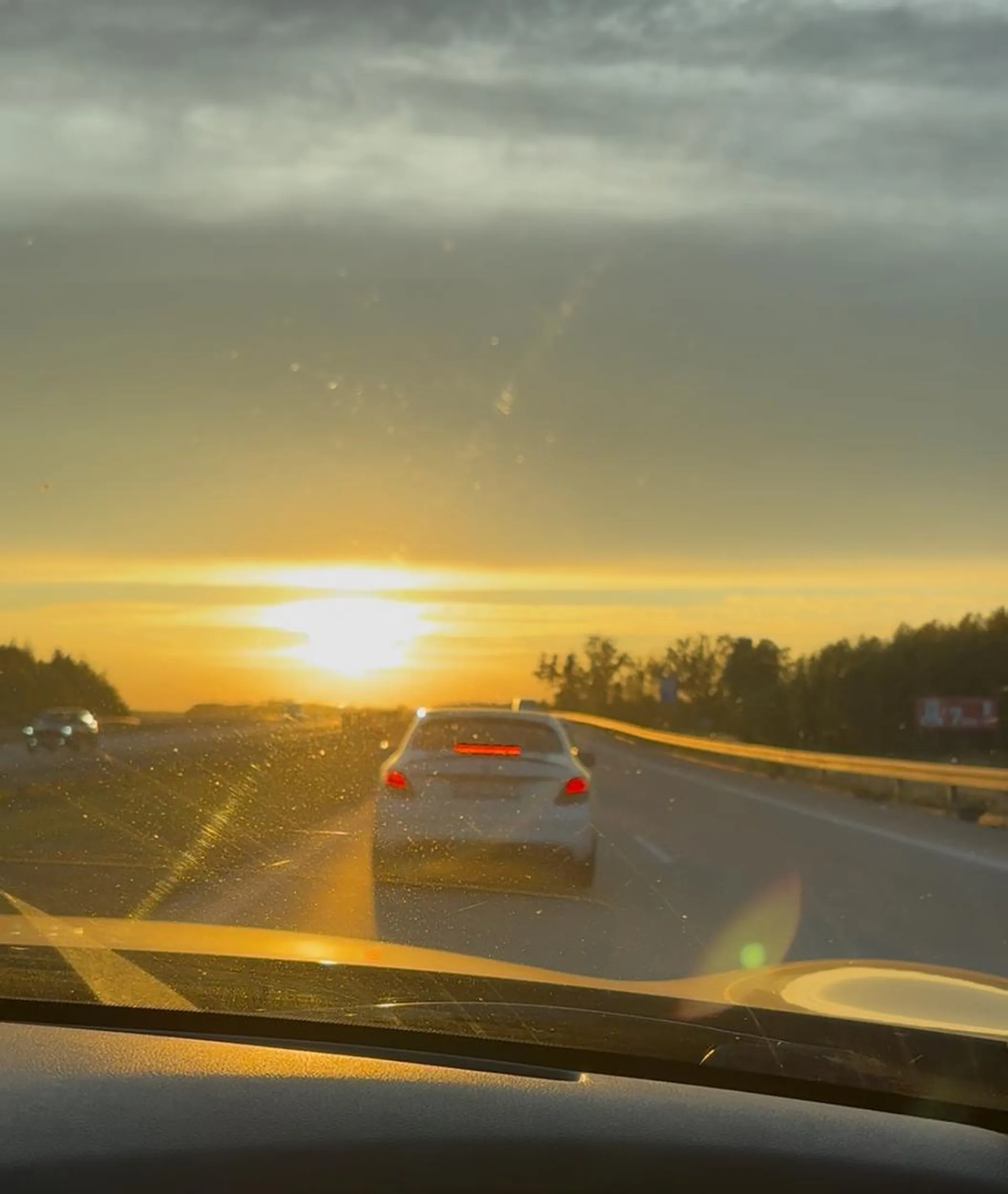 Wyprzedza prawym pasem i zajedzą drogę hamując