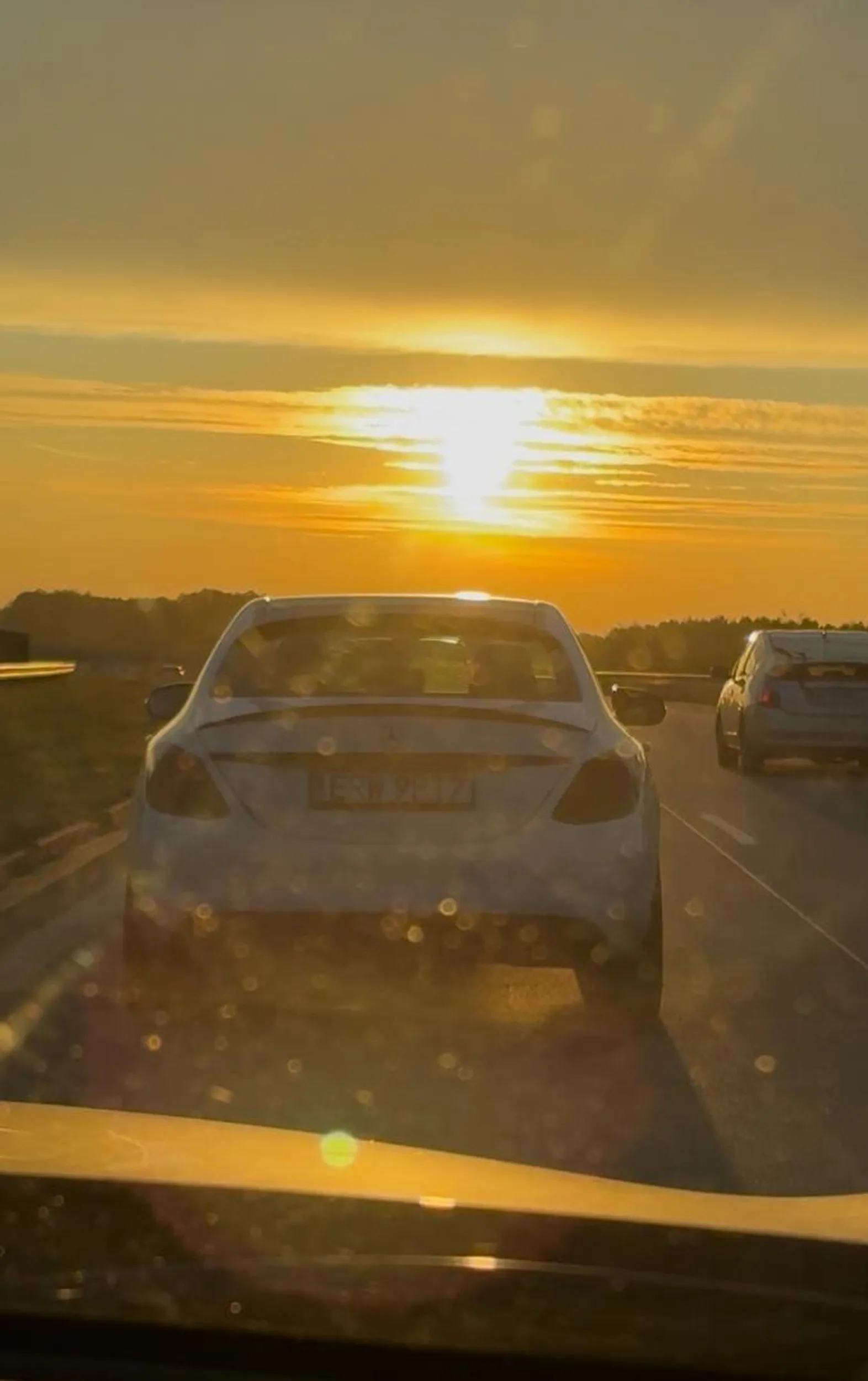 Wyprzedza prawym pasem i zajedzą drogę hamując