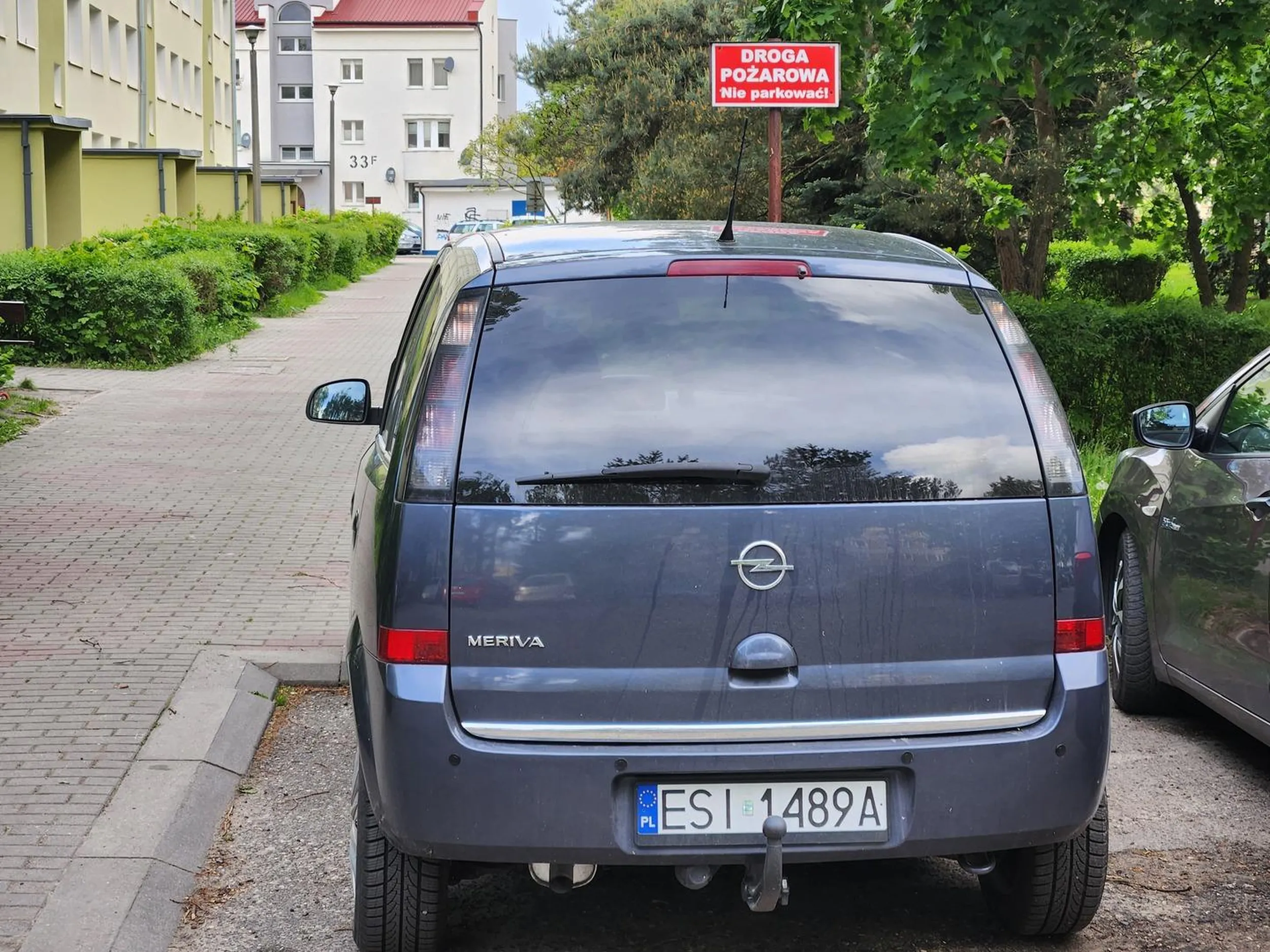 Gamoń notorycznie blokuje drogę pożarową, już raz karetka nie mogła przejechać. Czy ktoś ma przez takiego przygłupa w końcu umrzeć?