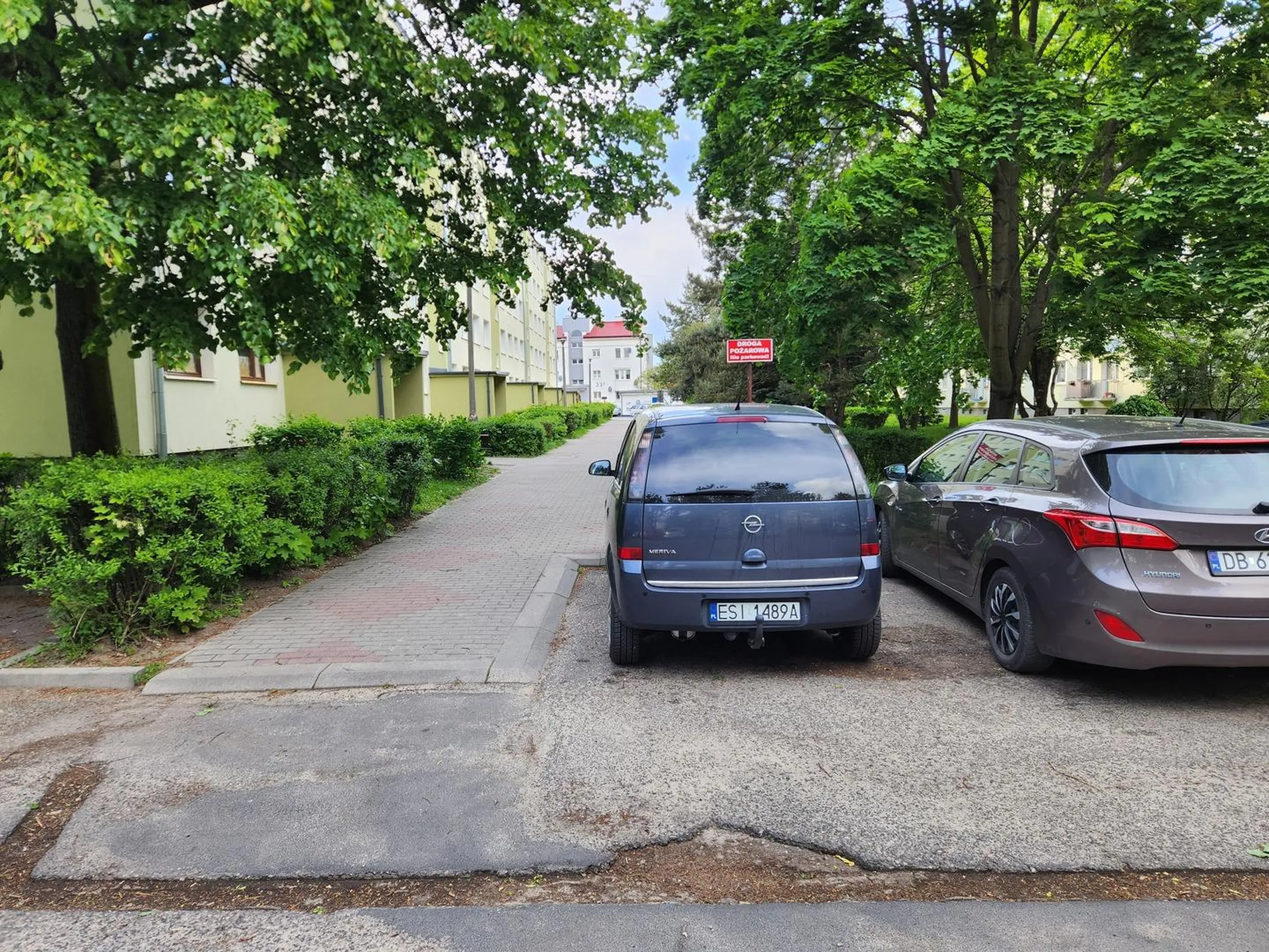 Gamoń notorycznie blokuje drogę pożarową, już raz karetka nie mogła przejechać. Czy ktoś ma przez takiego przygłupa w końcu umrzeć?