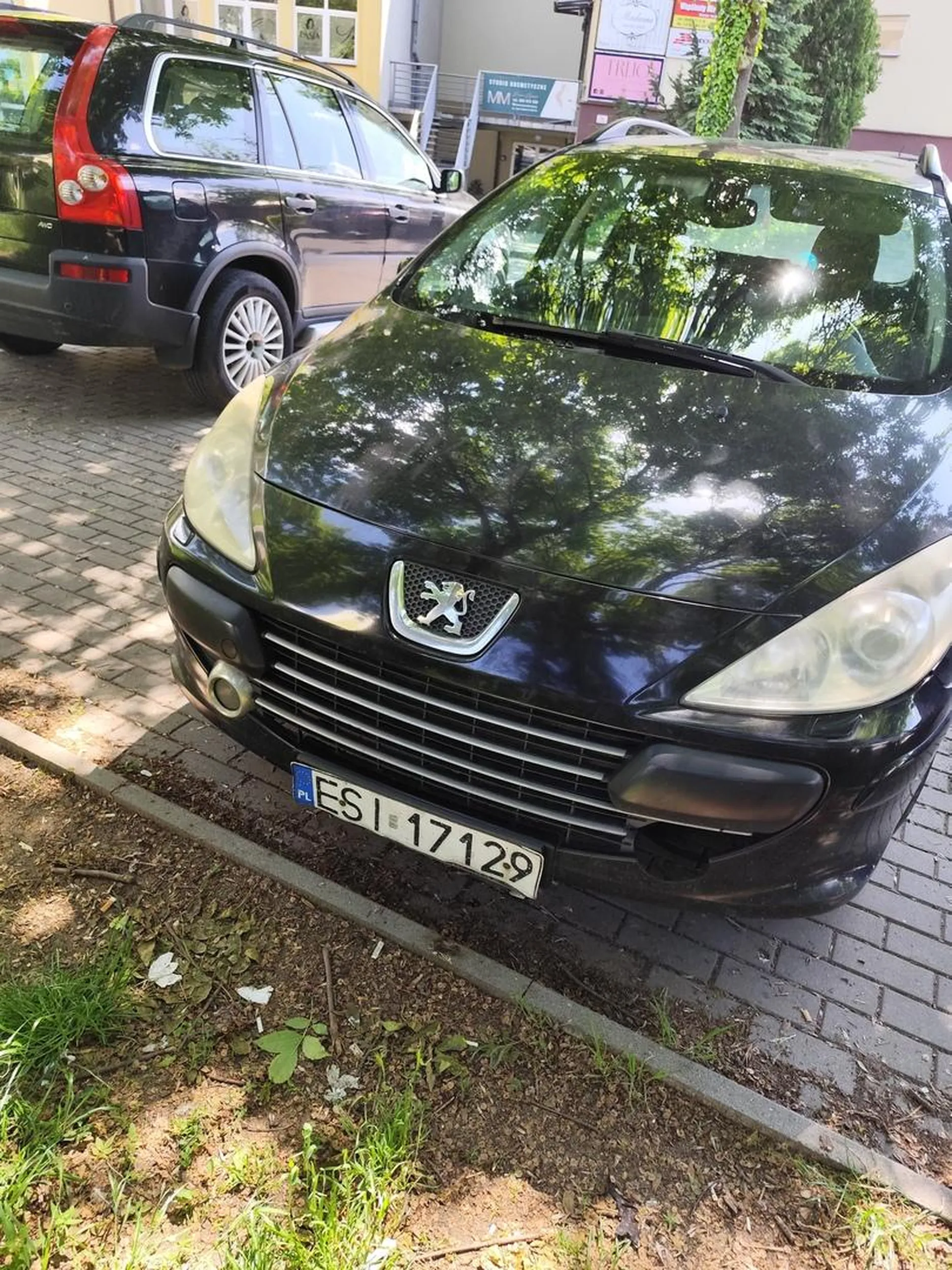 Kilometr parkingu za samochodem, a kierowca blokuje chodnik i możliwość przejścia swobodnego, o wózku nie wspominając.