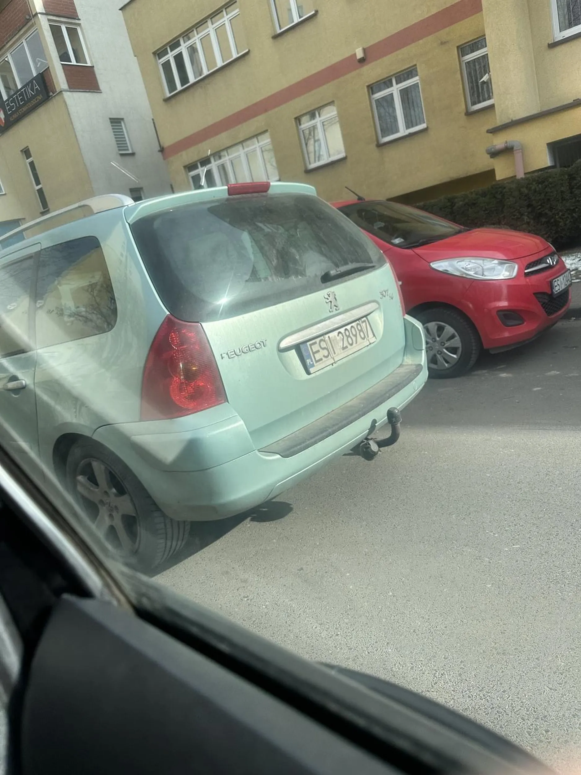 Durnowaty dziadziuś nie zna podstaw ruchu drogowego, wjeżdża pod prąd a następnie nie chce się wycofać tylko woli machać rękami w samochodzie ponadto korzysta z telefonu w czasie jazdy, komedia ?