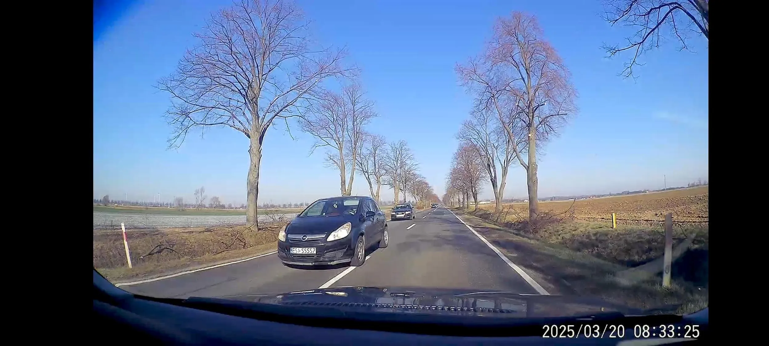 Rozumiem pośpiech ale używanie mózgu nie boli. Mało brakowało i byłby bardzo niebezpieczny wypadek bo kierowca tego auta wyprzedzał na ostatnią chwilę i prawie doszło do zderzenia czołowego