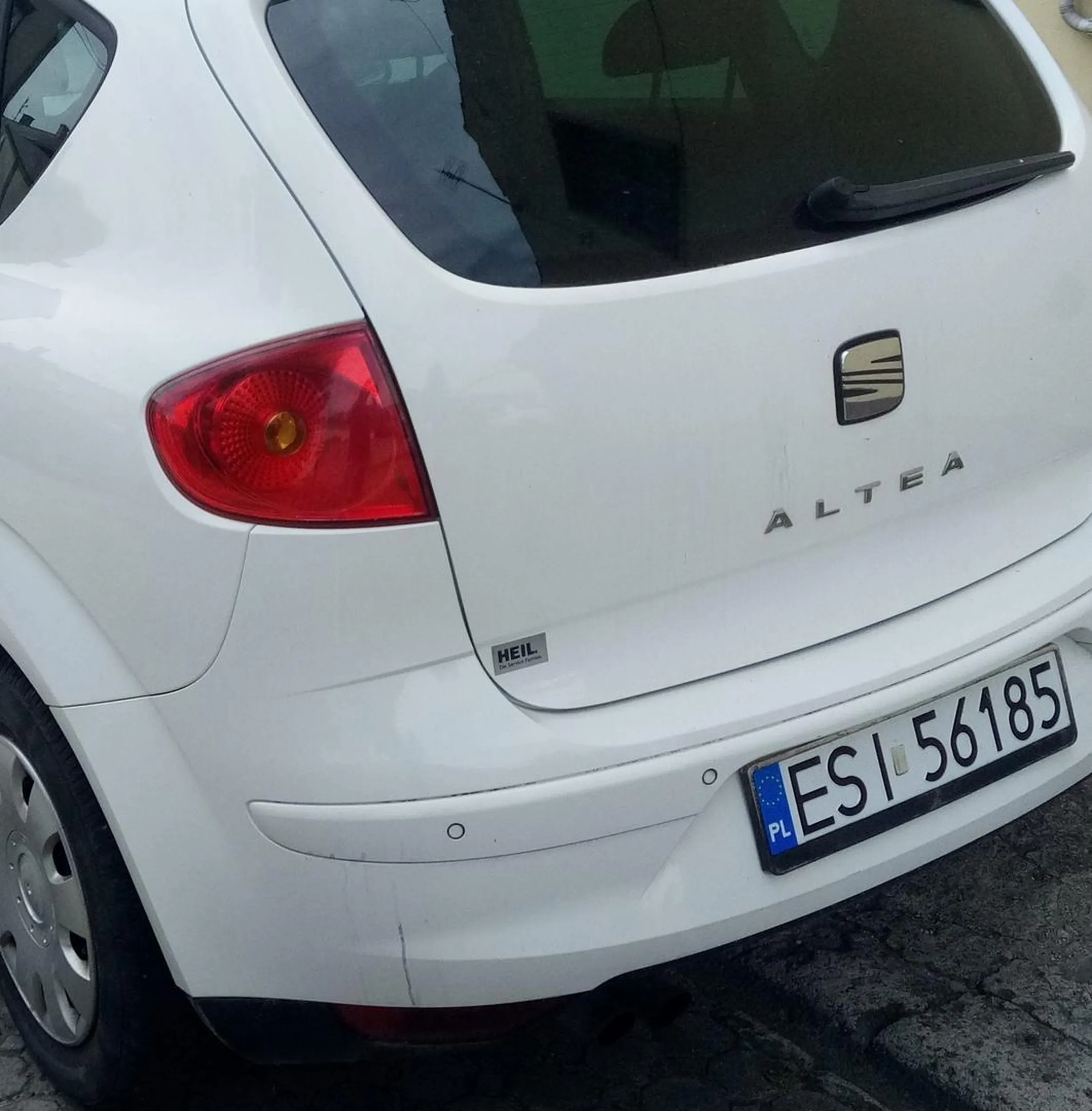 Widać, że młody kierowca, ale jeździ kulturalnie i ostrożnie. Pozdrawiam, szerokości