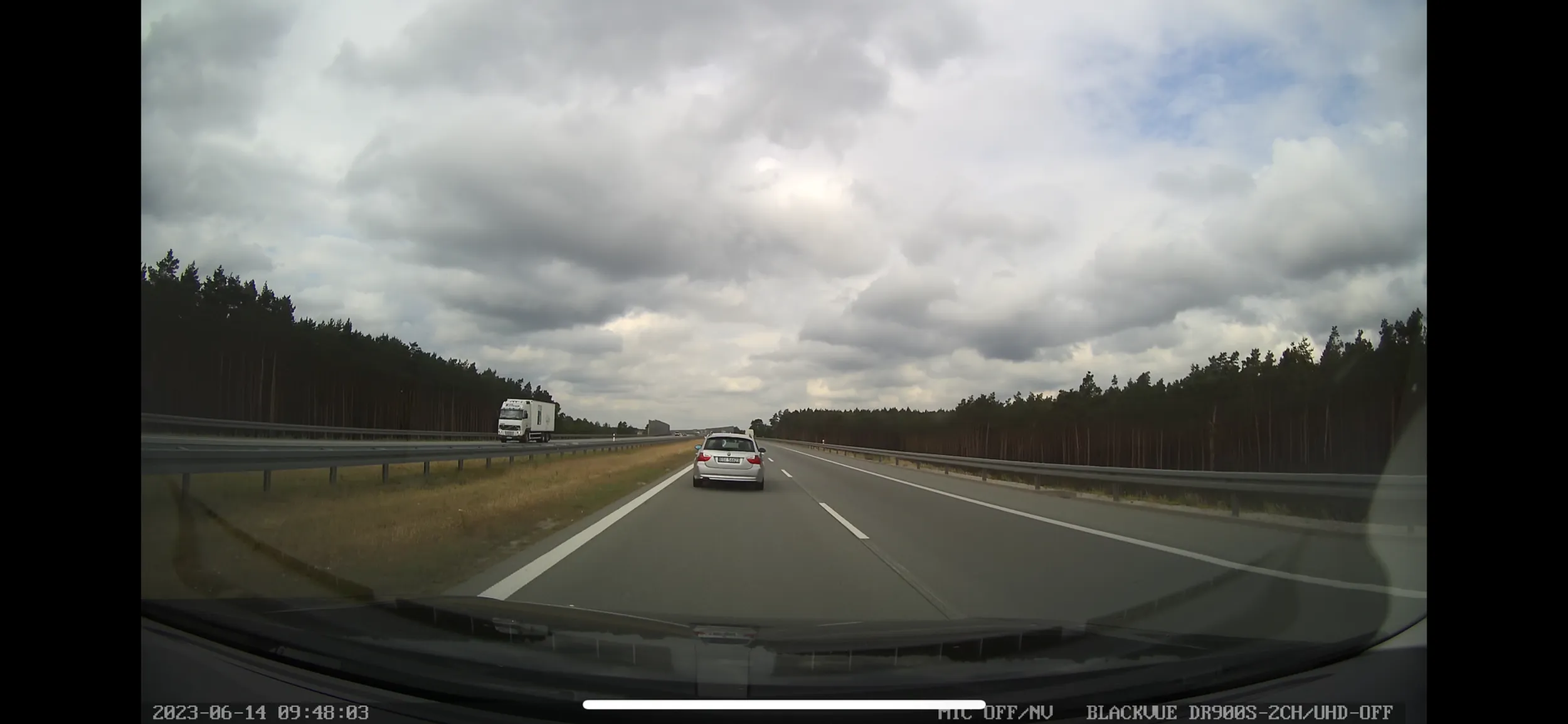 Blokuje lewy pas na drodze szybkiego ruchu mimo, że wielokrotnie miał szansę zjechać na prawy pas.