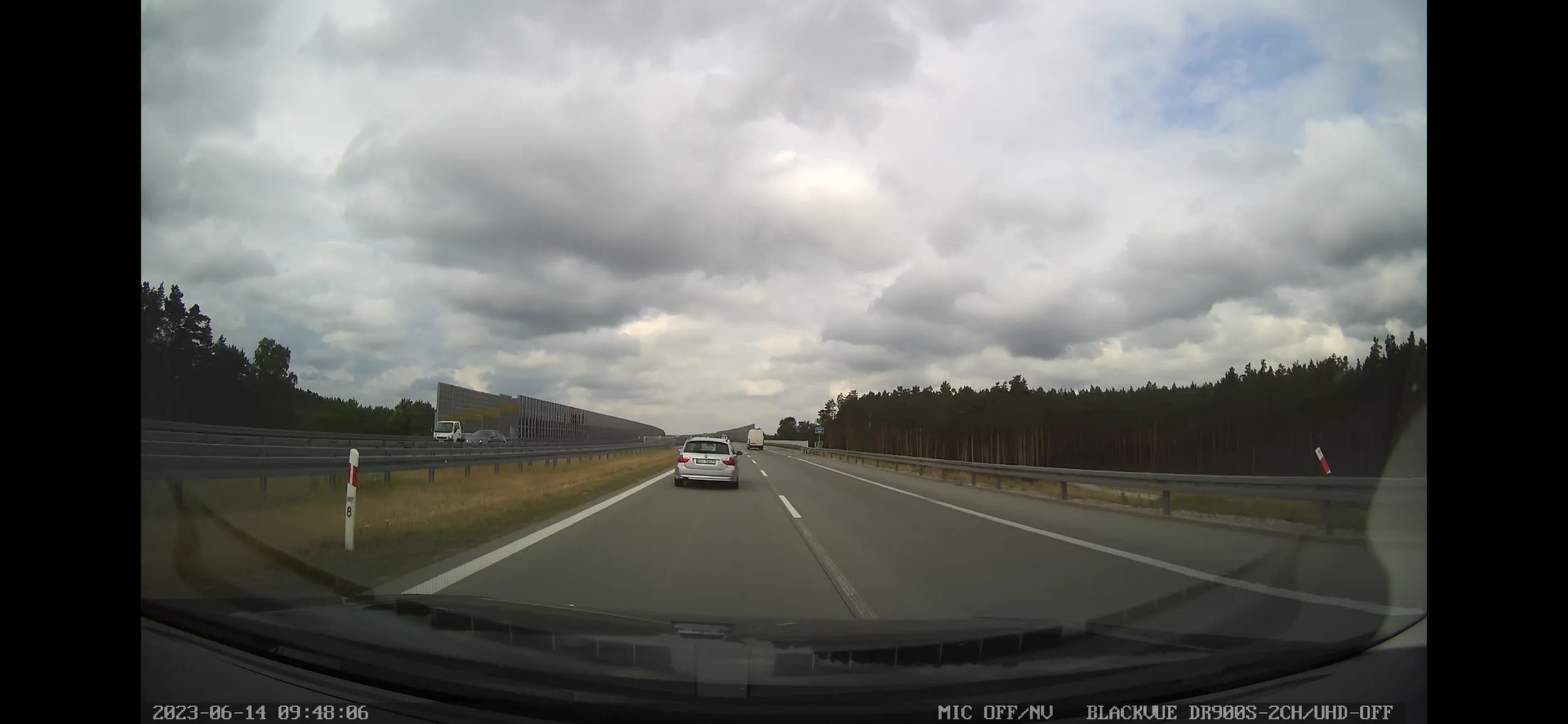 Blokuje lewy pas na drodze szybkiego ruchu mimo, że wielokrotnie miał szansę zjechać na prawy pas.