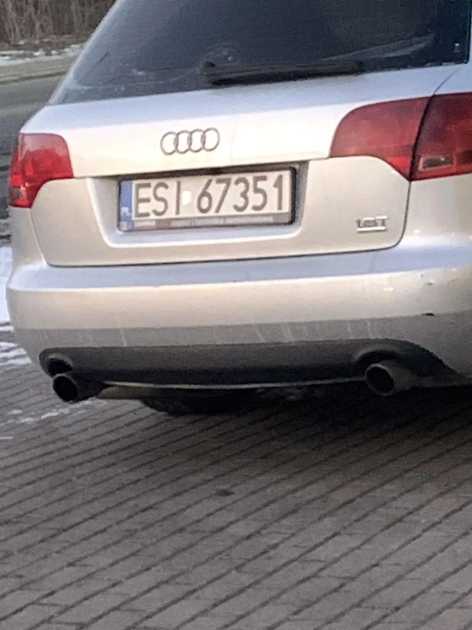 Jeździ bardzo szybko po trojwsi jest nie ostrożnym kierowcą potrącił mojego serdecznego kolegę łukasz gdy wyprowadzał pieska bingosa