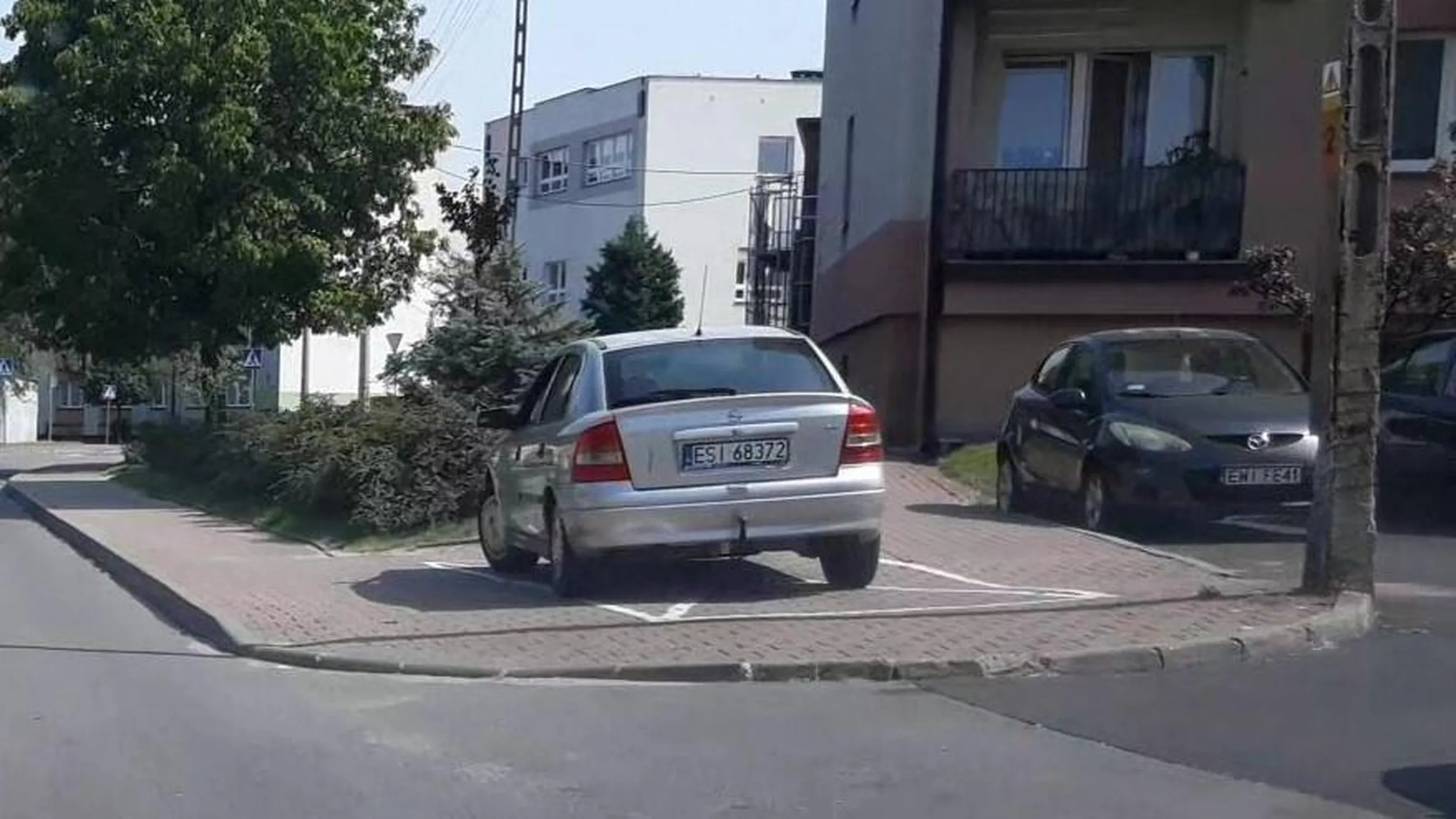 Parkowanie na chodniku, na kopercie, na zakazie zatrzymywania się, z dala od krawędzi jezdni.