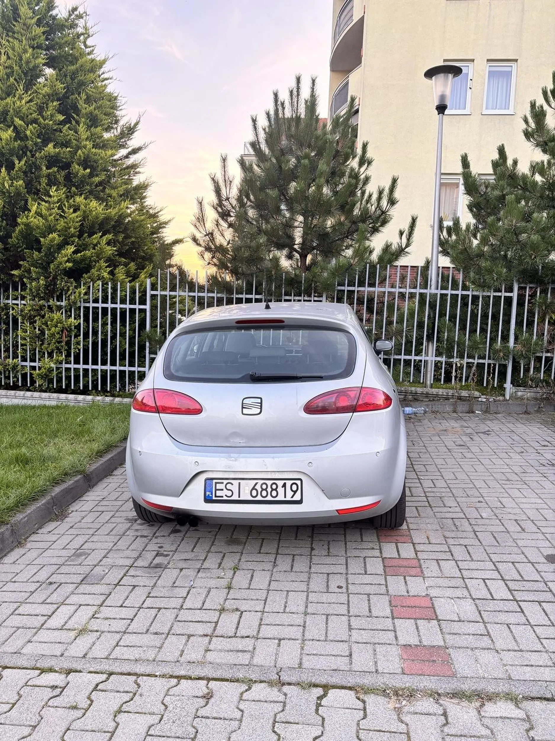 Klasyczne emiraty sieradzkie,po co się poprawić i przysunąć 10 cm do krawężnika jak można utrudnić życie wszystkim następnym parkującym