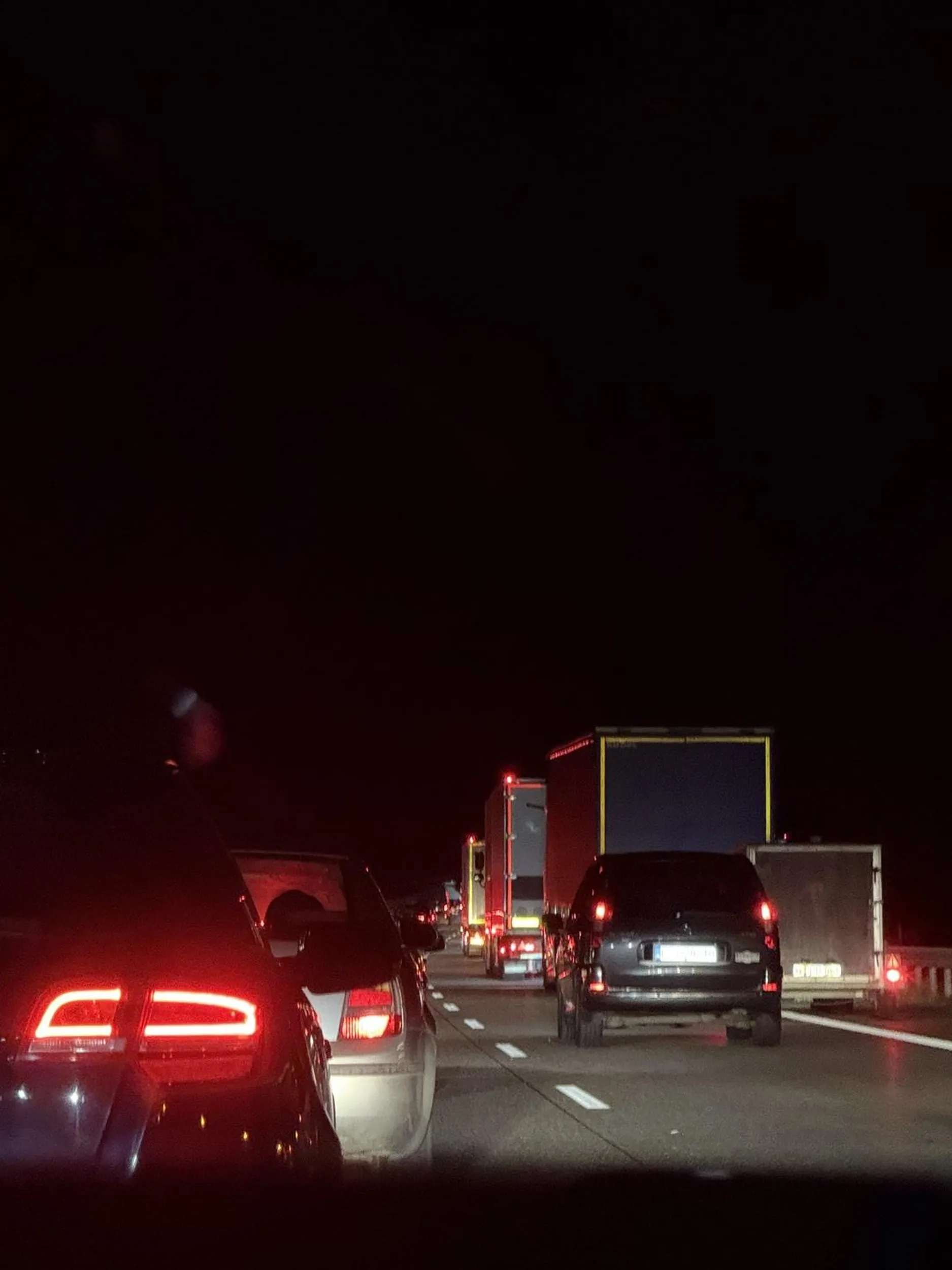 Chłop (prawdopodobnie jednak baba) chyba nie umie w korytarz życia ~ Wkurwiony beemiarz na A2