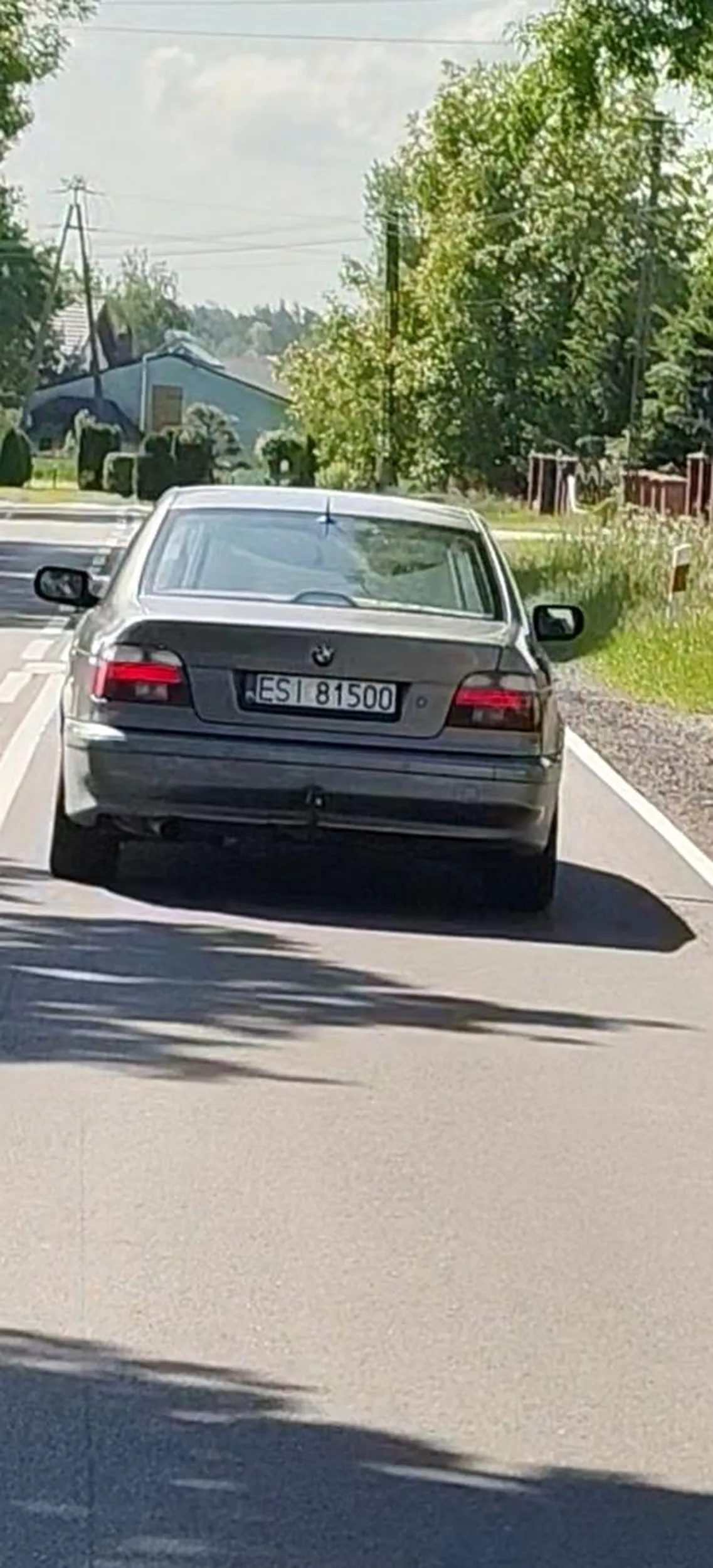 Jechał 70km/h na drodze do 90, wyprzedziłem w miejscu dozwolonym. Za 2 km zaczynał się zabudowany, zwolniłem do 50 km/h. Idiota zaczął wyjeżdżać na lewy pas, trąbić, migać długimi. No uraziłem Beemiarza faktem, że odważyłem się go wyprzedzić :) cymbał.
