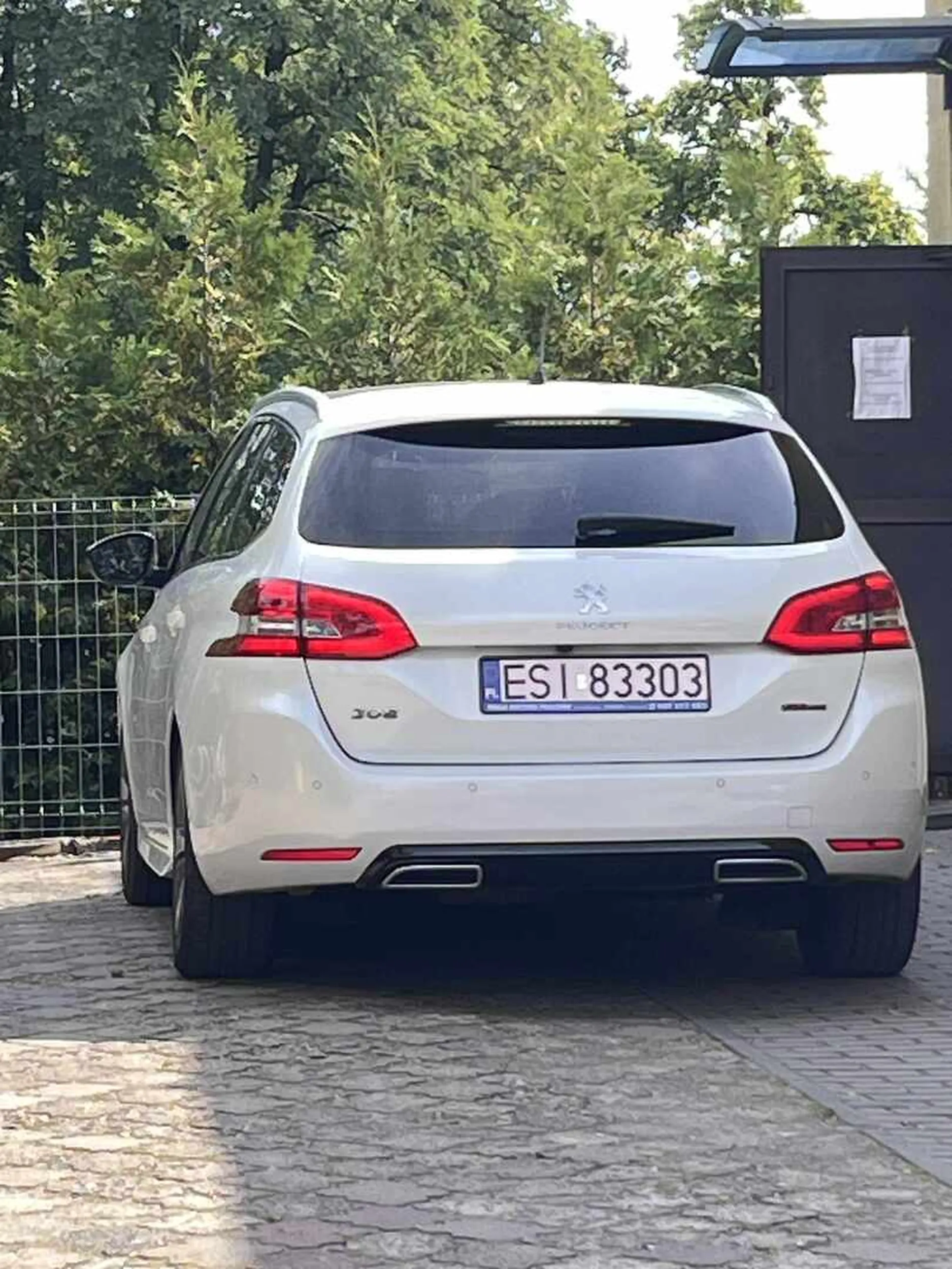 Nie pozdrawiam pani, której nie chciało się zrobić 5 kroków do Poczty Polskiej, więc zaczęła trąbić, żeby mogła podjechać pod same drzwi. Gratuluję kondycji maraton do paczkomatu chyba też samochodem?