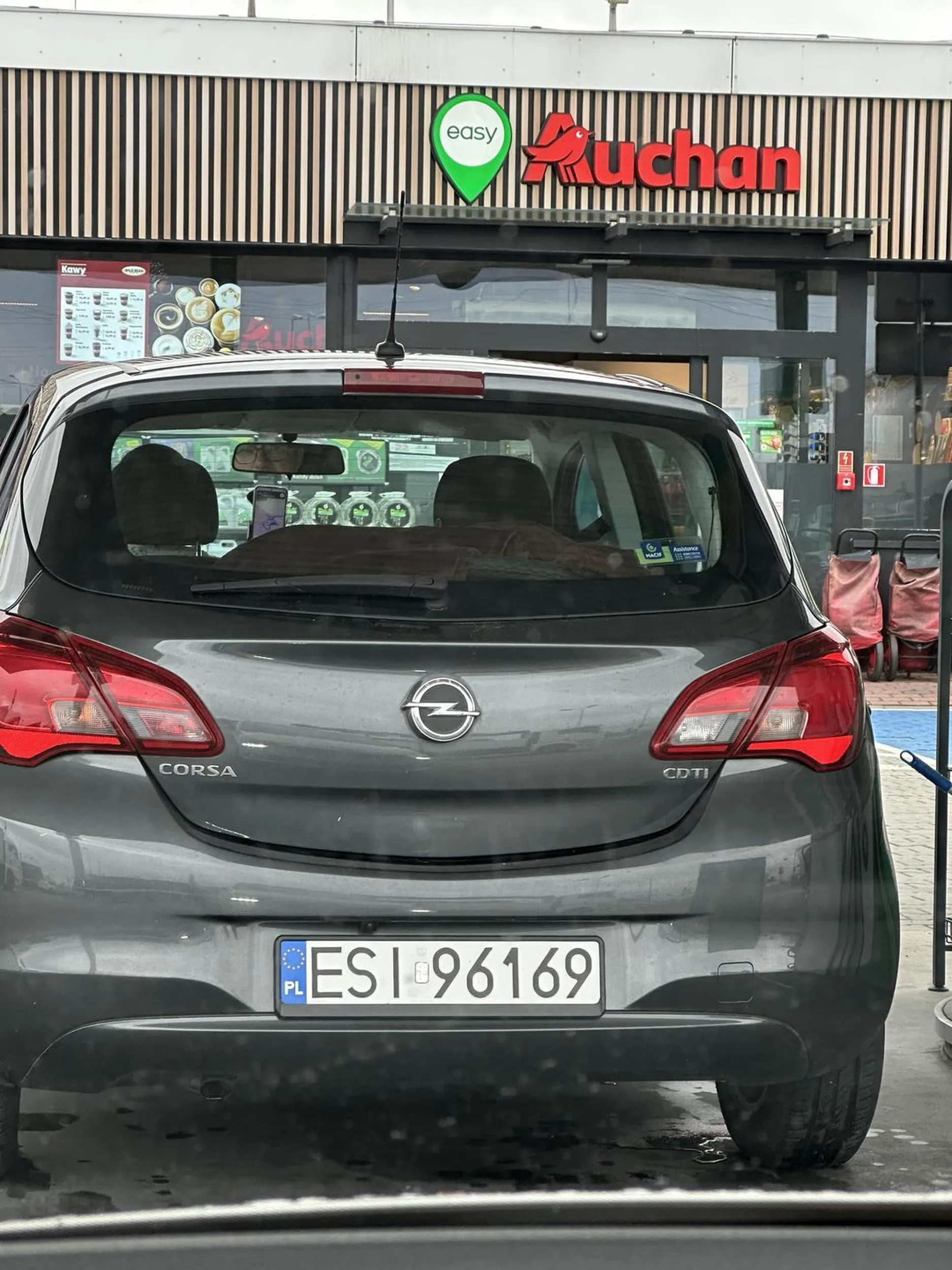 Pan zatankował, poszedł zapłacić, wrócił i 5 minut siedział w samochodzie… ruch na stacji dość duży, samochodu czekały żeby się zatankować… co lepsze na prosto pana było 5 miejsc postojowych (wszystkie wolne)