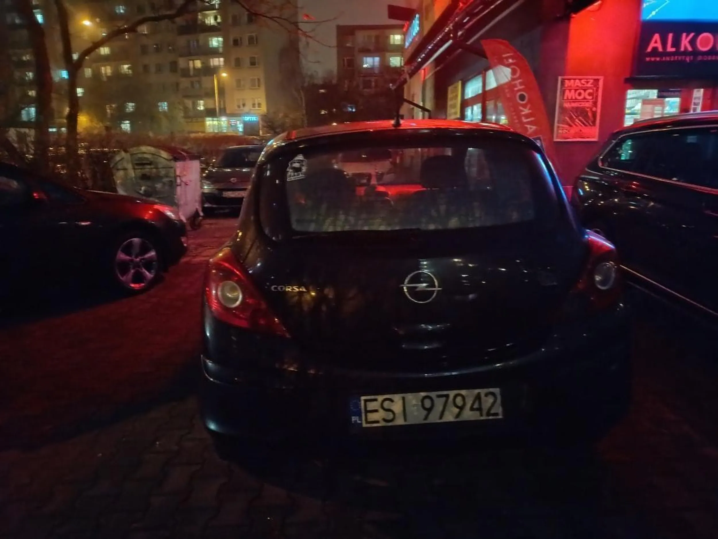 Mistrz parkowania na drodze przejazdowej blokując wyjazd innym autom