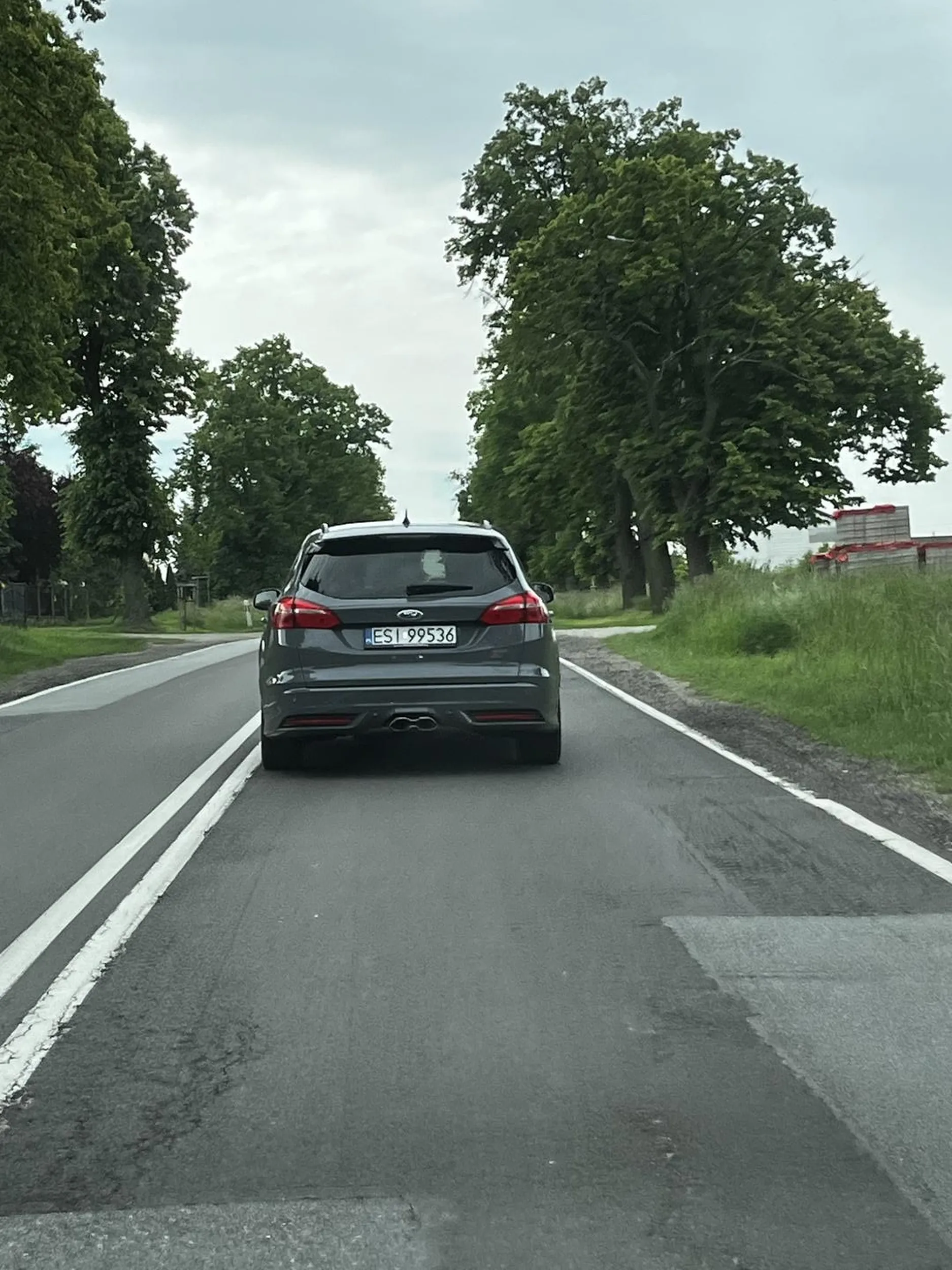 Jeździ jak nienormalny, wyprzedza na pasach gdy przechodzą ludzie, wciska się między samochody