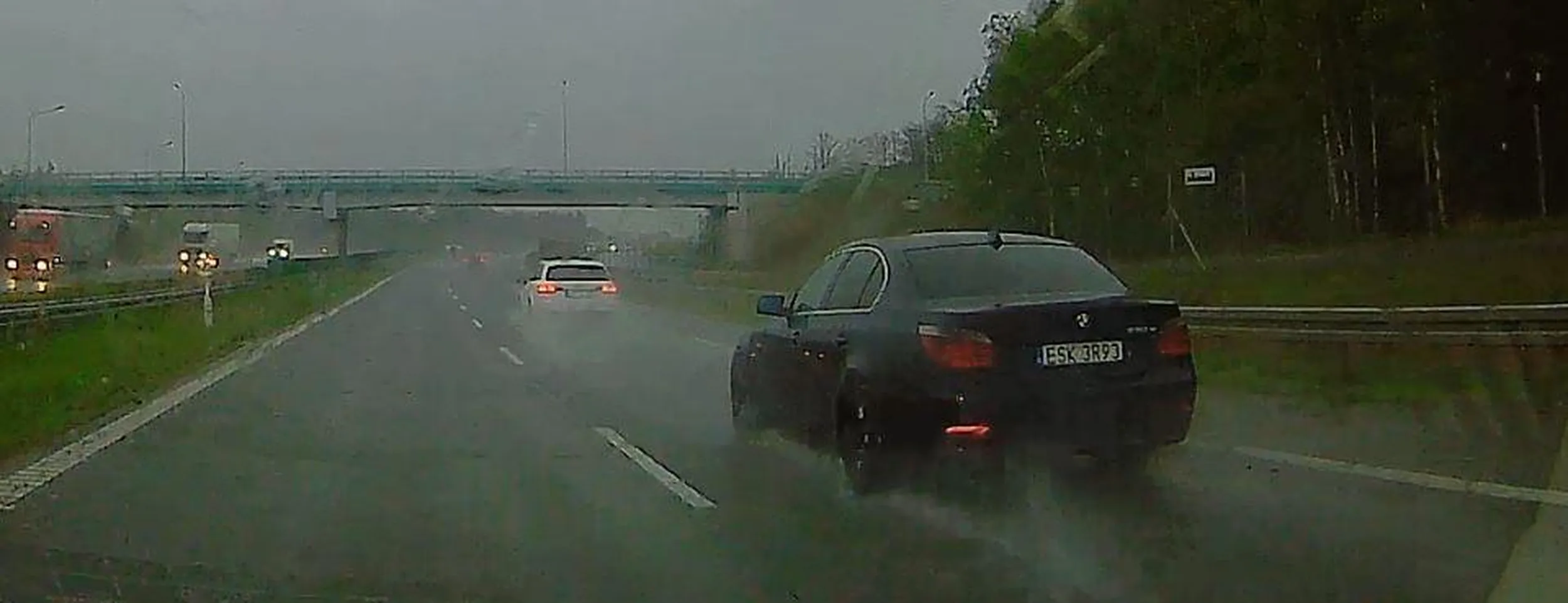 Świetne światła do jazdy w ulewie. xD Całe szczęście dzięki tej jednej komórce mózgowej przynajmniej nie pijesz wody z wiadra podczas mycia podłogi.