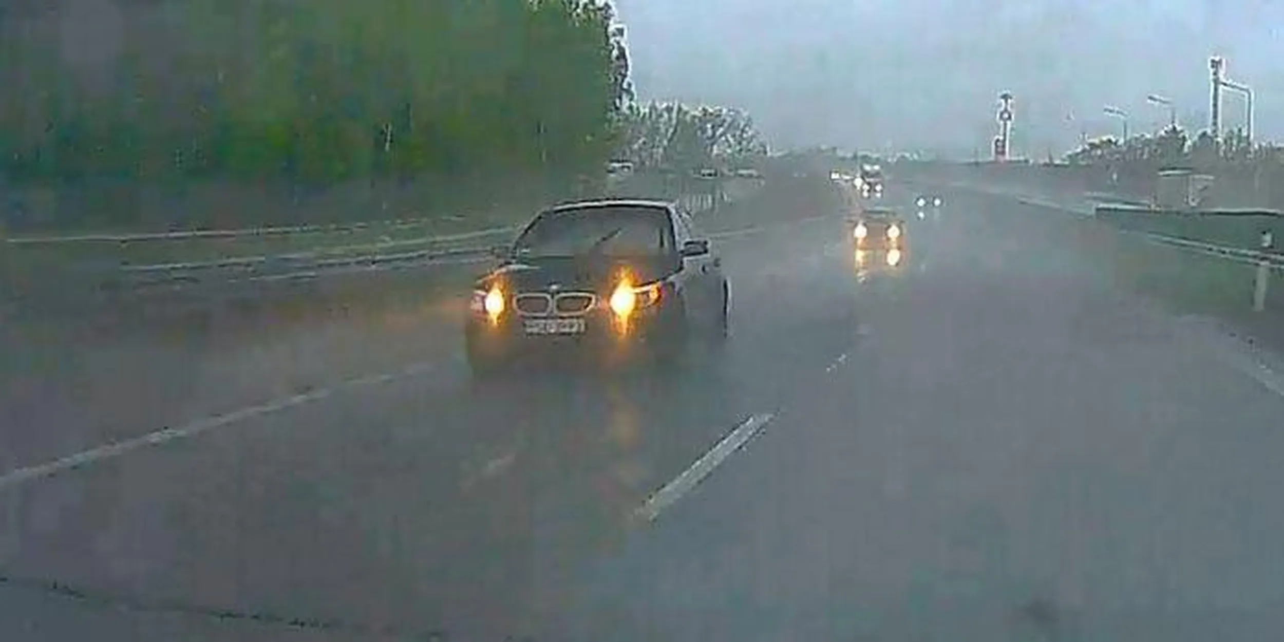 Świetne światła do jazdy w ulewie. xD Całe szczęście dzięki tej jednej komórce mózgowej przynajmniej nie pijesz wody z wiadra podczas mycia podłogi.