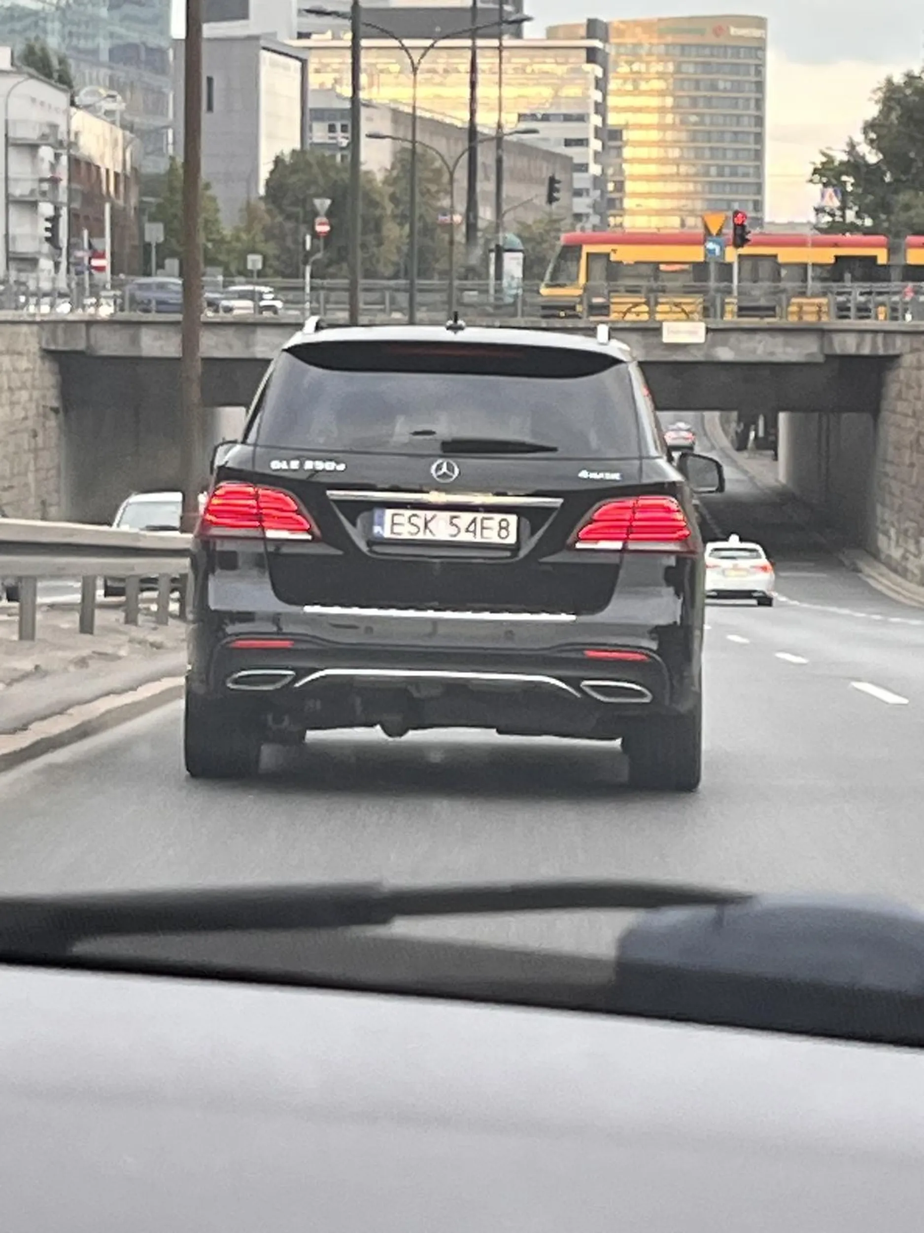 Głupia baba nie potrafi wjechać na swój pas. Pozdro Honda