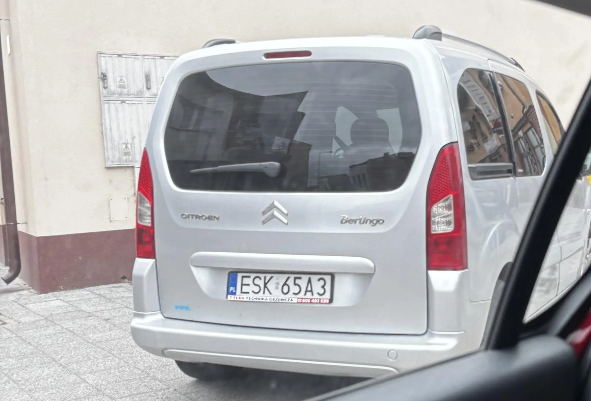 Kutas stanął na chodniku w centrum rawy centralnie na zejściu z pasów, tak że nie da się inaczej wejść na pasy niż wchodząc  na ulicę co powoduje wielkie zagrożenie.