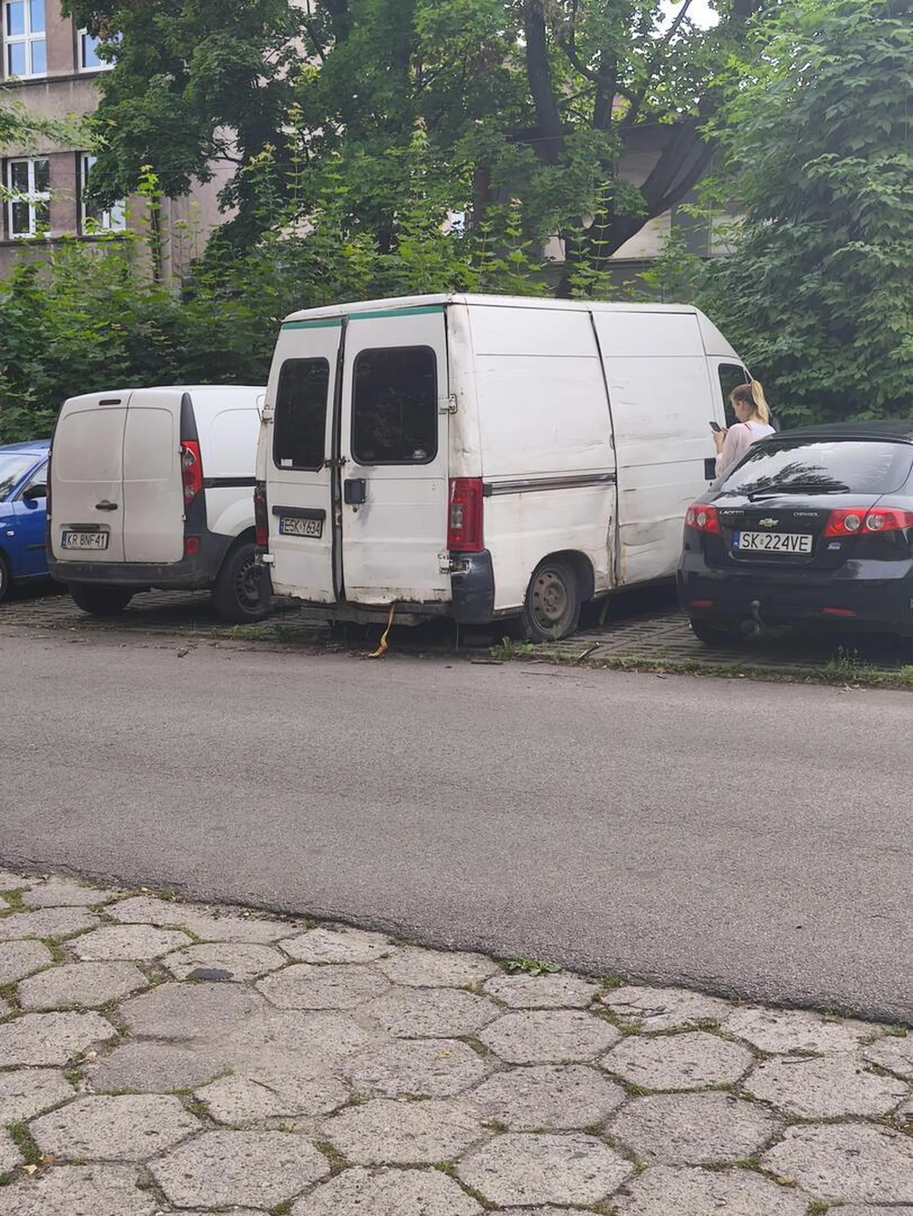 Gościu jeździ starym, pognitym gratem bez ubezpieczenia, staje czasami pod swoim blokiem a czasami ulice dalej... Wysypuje mu się złom i cieknie olej....