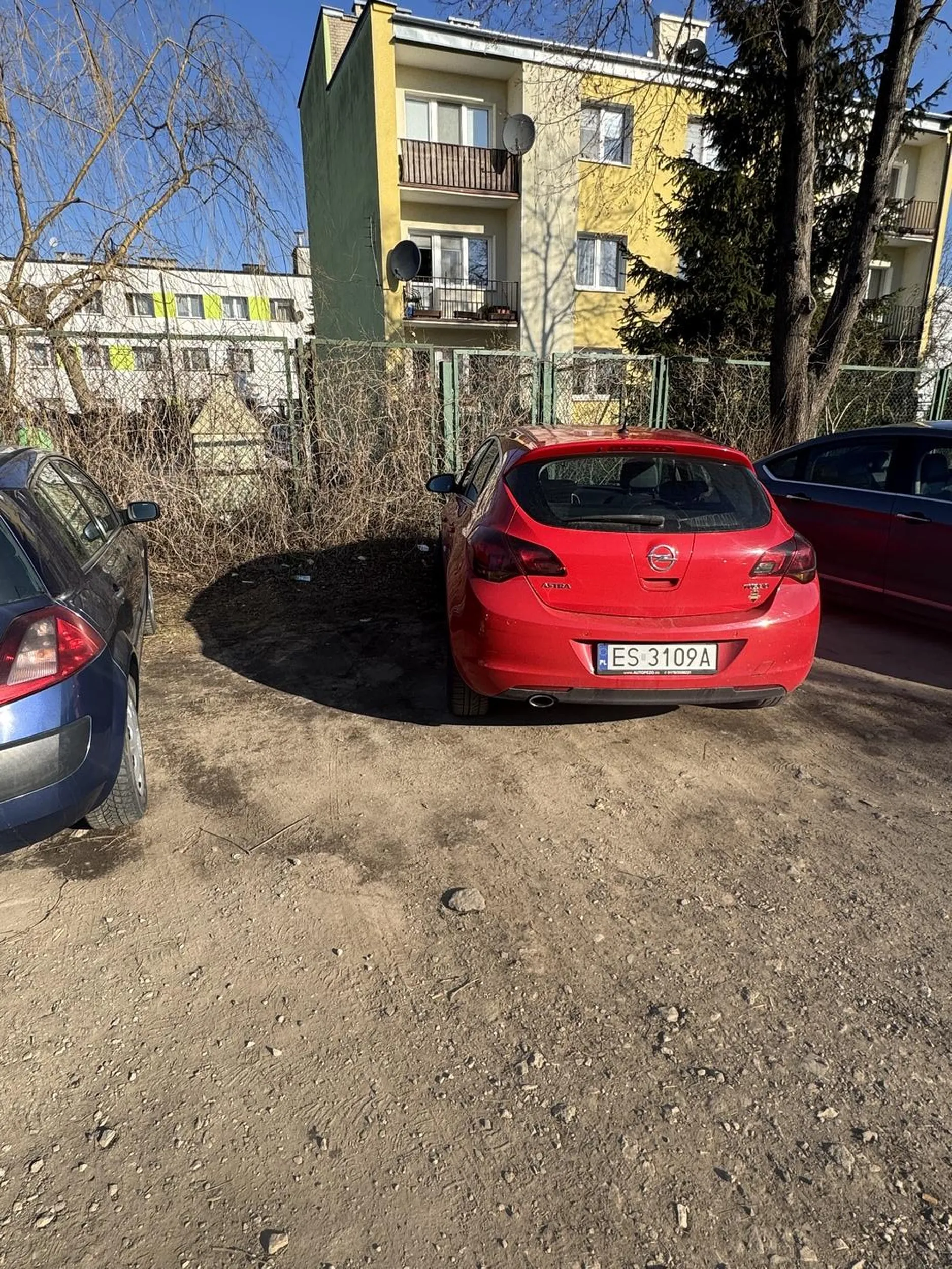 Drogi kierowco prosił bym żebyś następnym razem przećwiczył sobie parkowanie na zabawkach jeżeli normalnie ci to nie wychodzi