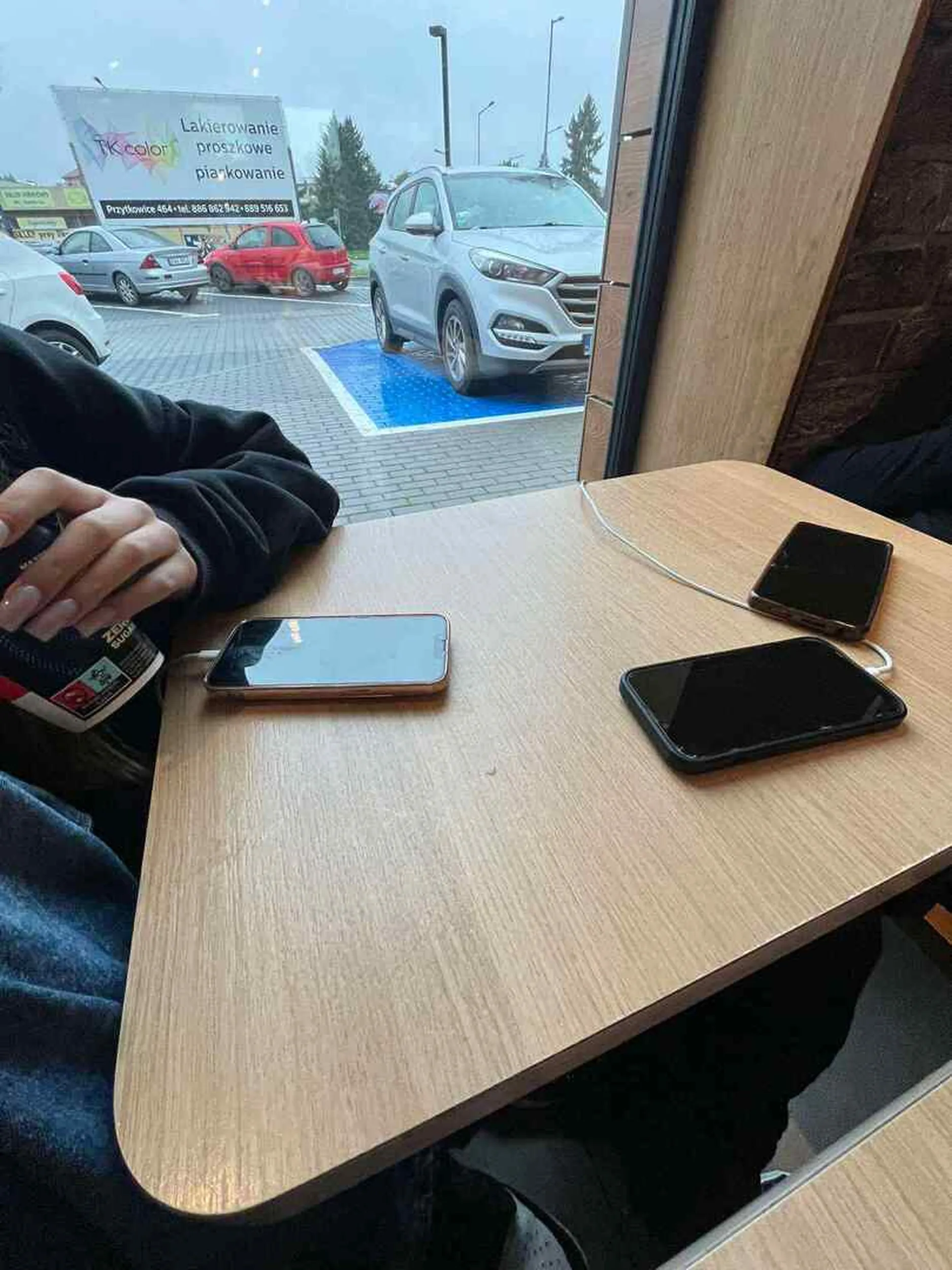 Pan bardzo nie miły, stoi na miejscu dla inwalidów i drze się na małe dzieci, nie adekwatnie ubrany do pogody, w deszczu myje szybkę, podrywa małolaty gdy żona poszła do toalety