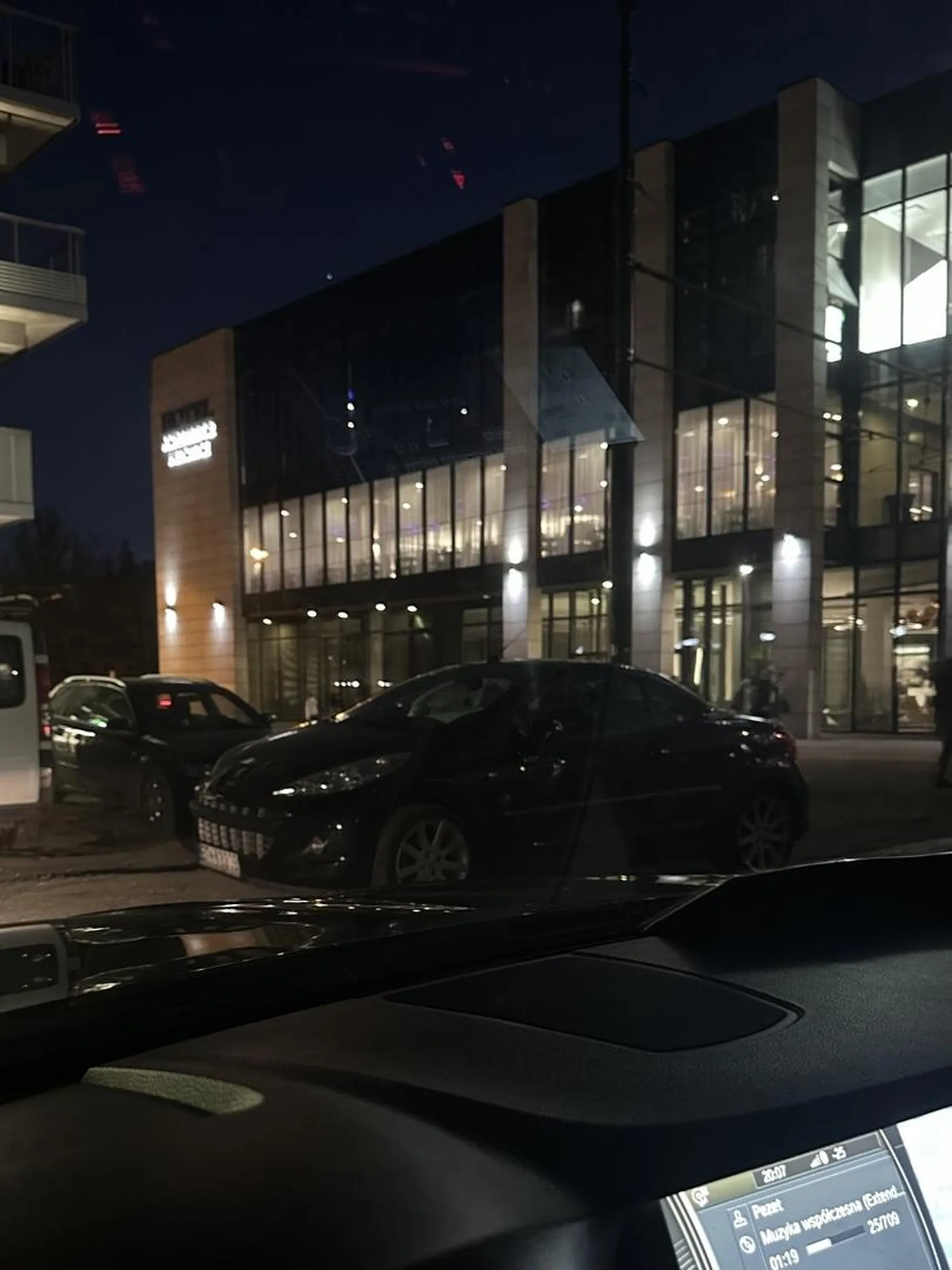 Pajac stanął na środku parkingu i zablokował wszystkich, straż miejska powinna cię odholować