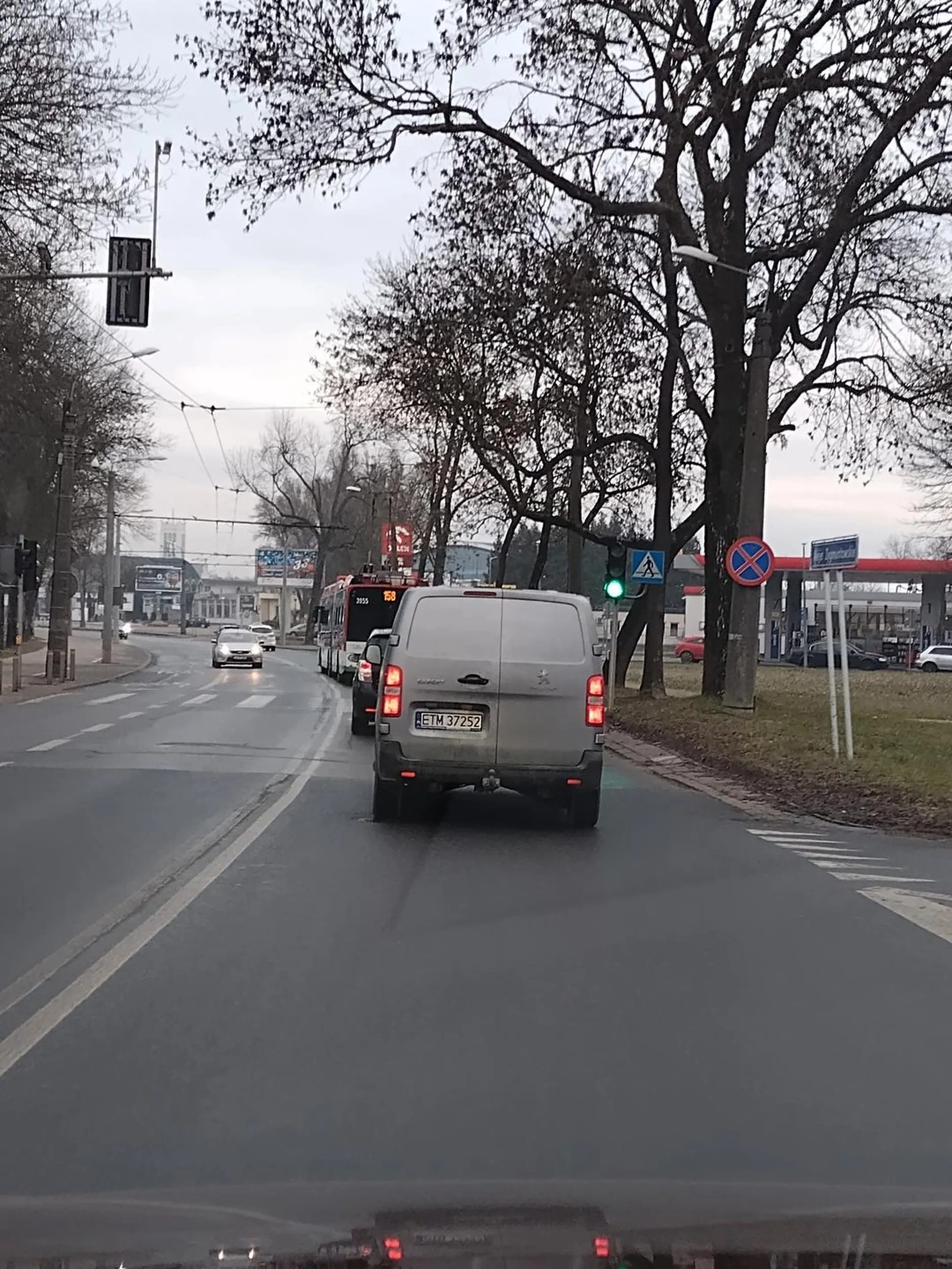 Rasowy cham co tylko potrafi się wpieprzać i wymuszać pierwszeństwo!!!