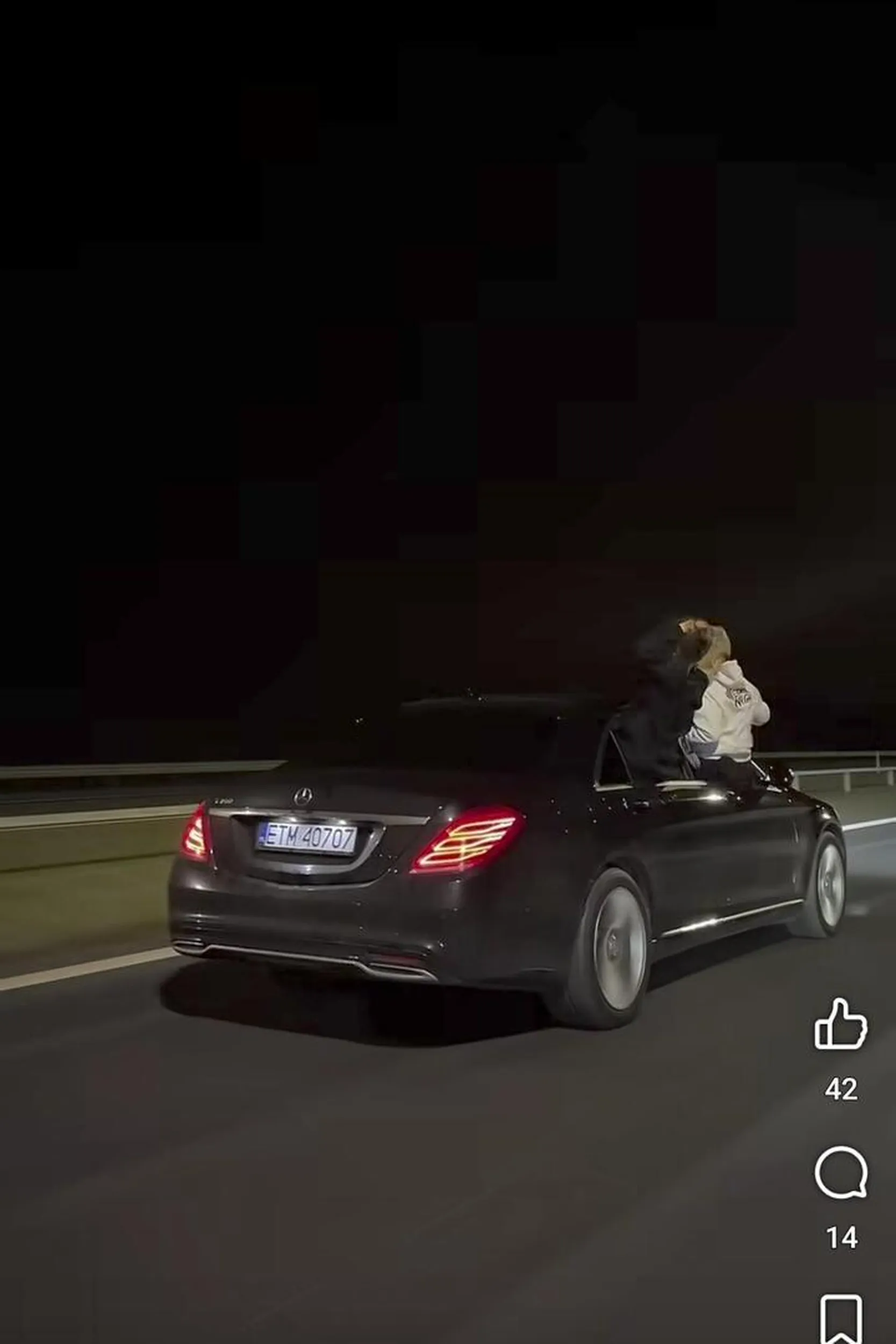 Gościu jeździ lewym pasem i wyprzedzają go prawym pasem. Dodatkowo wozi dwa shony. Screeny same mówią za siebie.