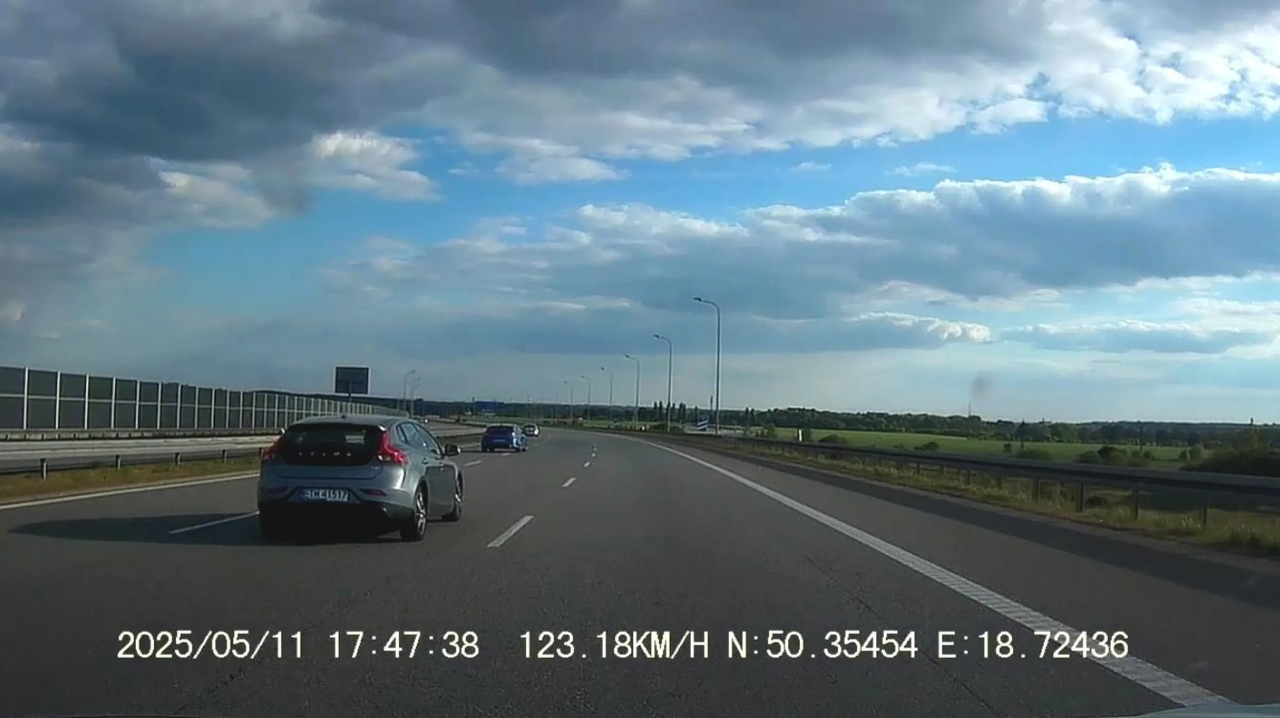 Prawy pas to lawa! Babsztyl turla się środkowym i utrudnia wyprzedzanie.