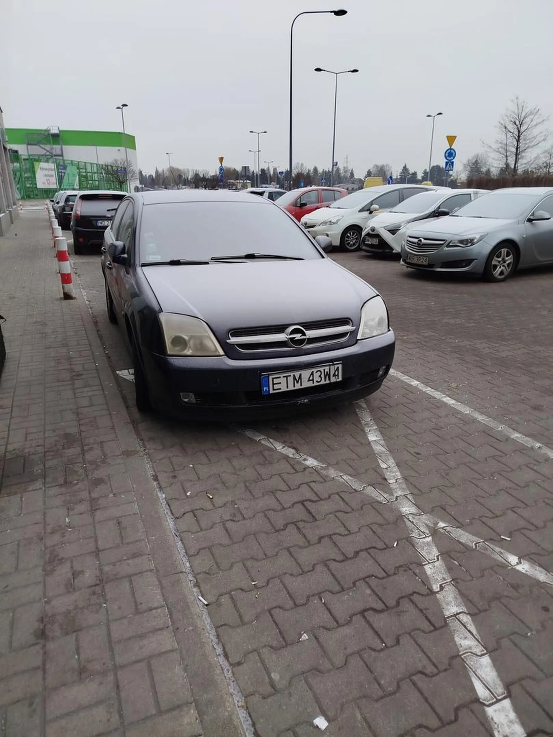 Zaparkował i stoi od 3 tygodni zastawia wejście do sklepu