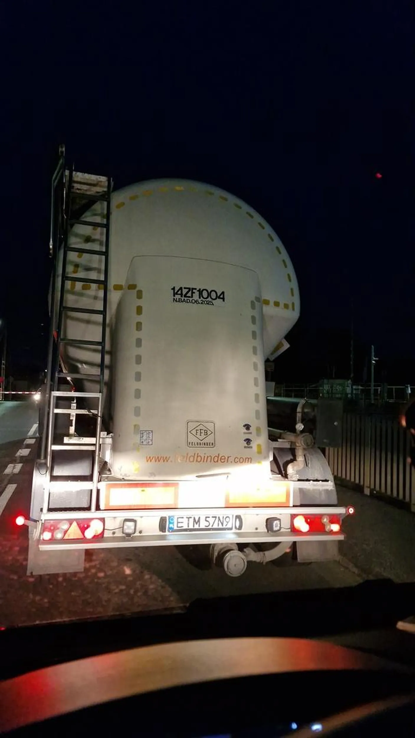 Koleżka to chyba wczorajszy jeździ skoro takim zygzakiem zapiernicza, niczym pan ulicy. Wyobraźni trochę bo przez kilkanaście kilometrów strach było wyprzedzić żeby nie być przetartym