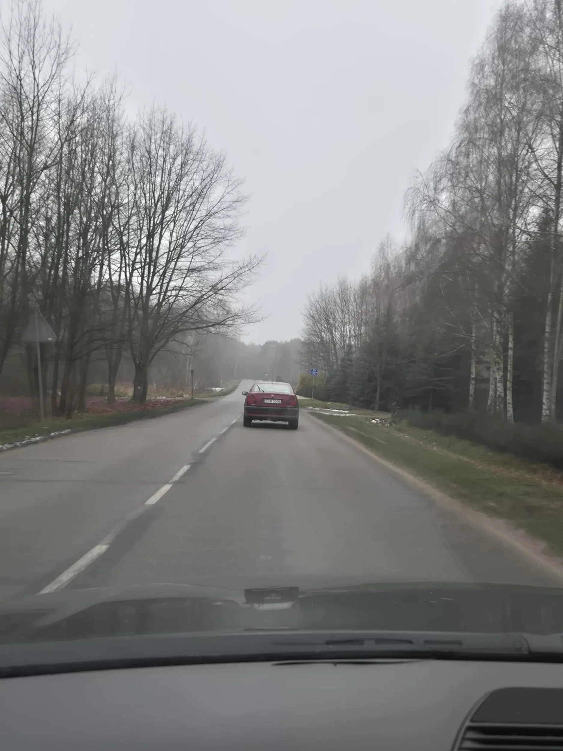 Śmieciarzu z wiśniowej Toyoty nauczyłeś się palić to kup sobie popielniczke, a nie wyrzucasz ludziom pod płot pety.