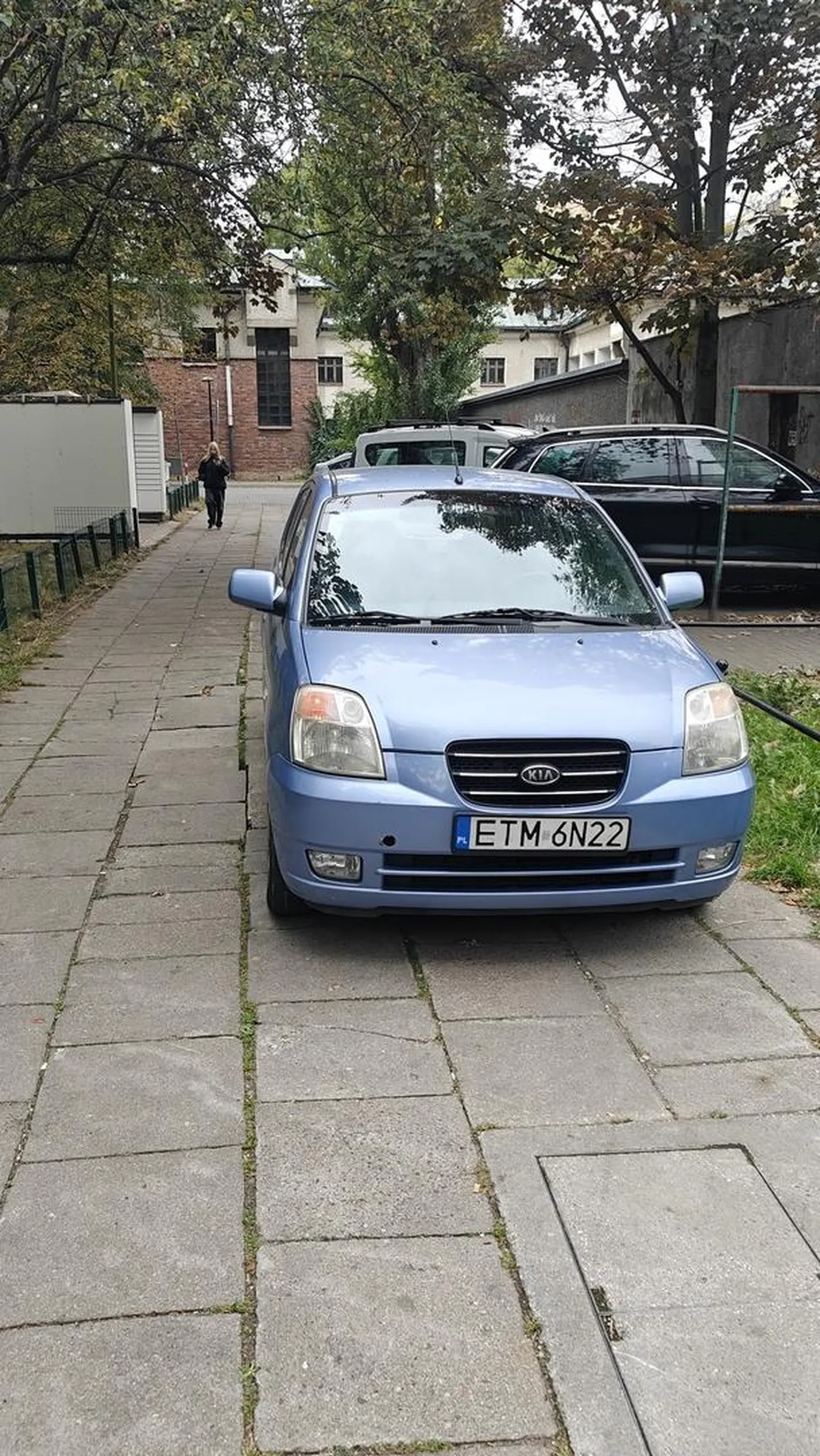 Kierowca zaparkował na środku chodnika i poszedł do domu!!!