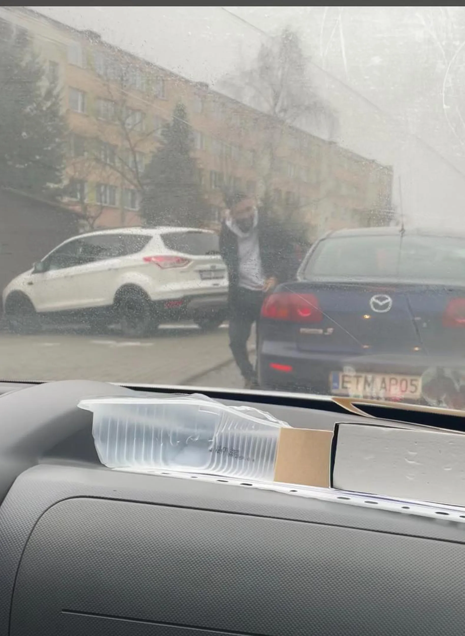 Kierowca nie dosc ze podczas jazdy wyglada jakby sie skradal, to jeszcze tamuje ruch i wychodzi z auta, pulta sie nie wiadomo o co