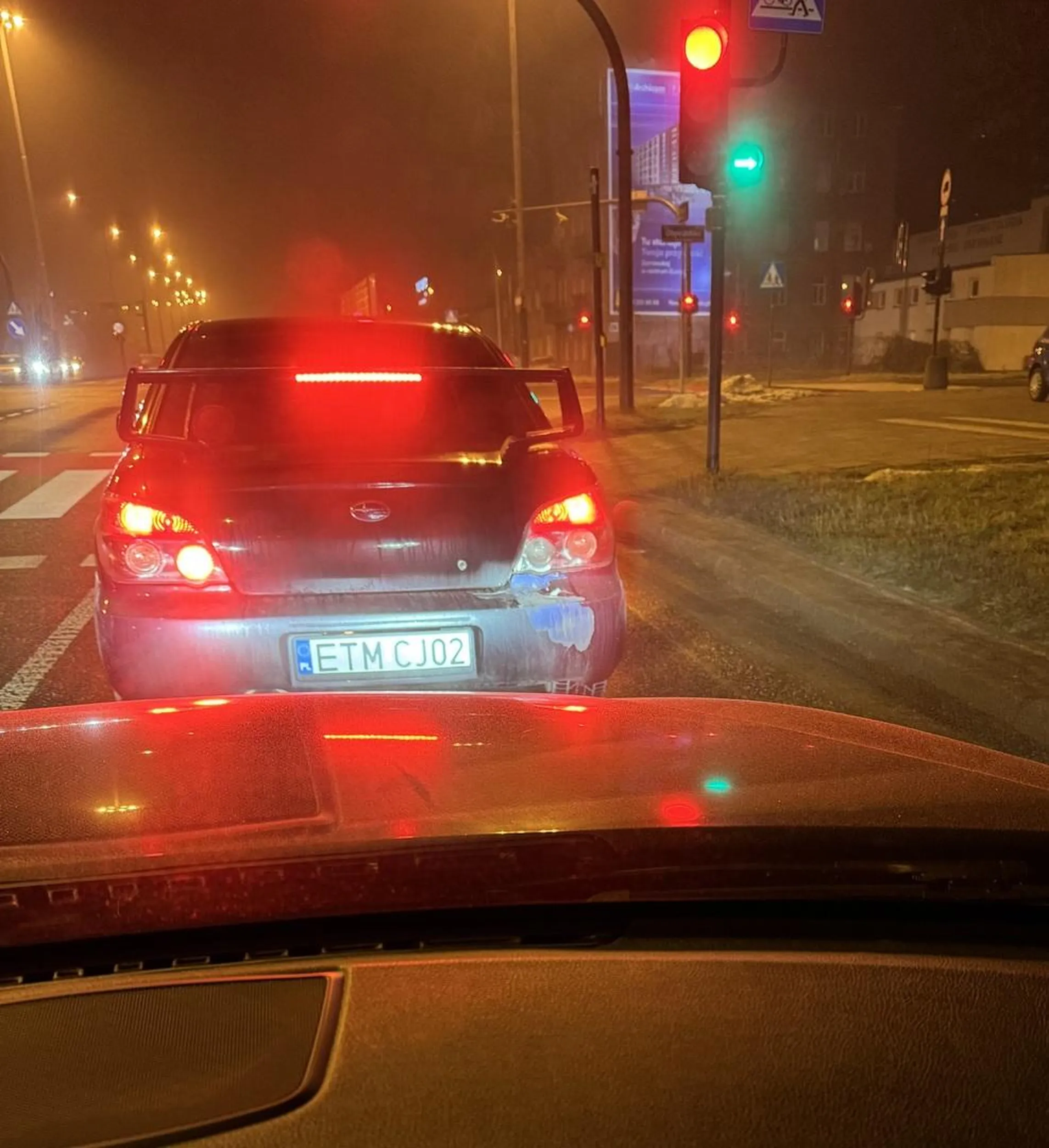 Ubytek wiedzy odnośnie używania światła przeciwmgłowego… niestety co raz częściej spotykane. Blokowanie innych przed zmianą pasa. Prawo jazdy chyba robione „online”