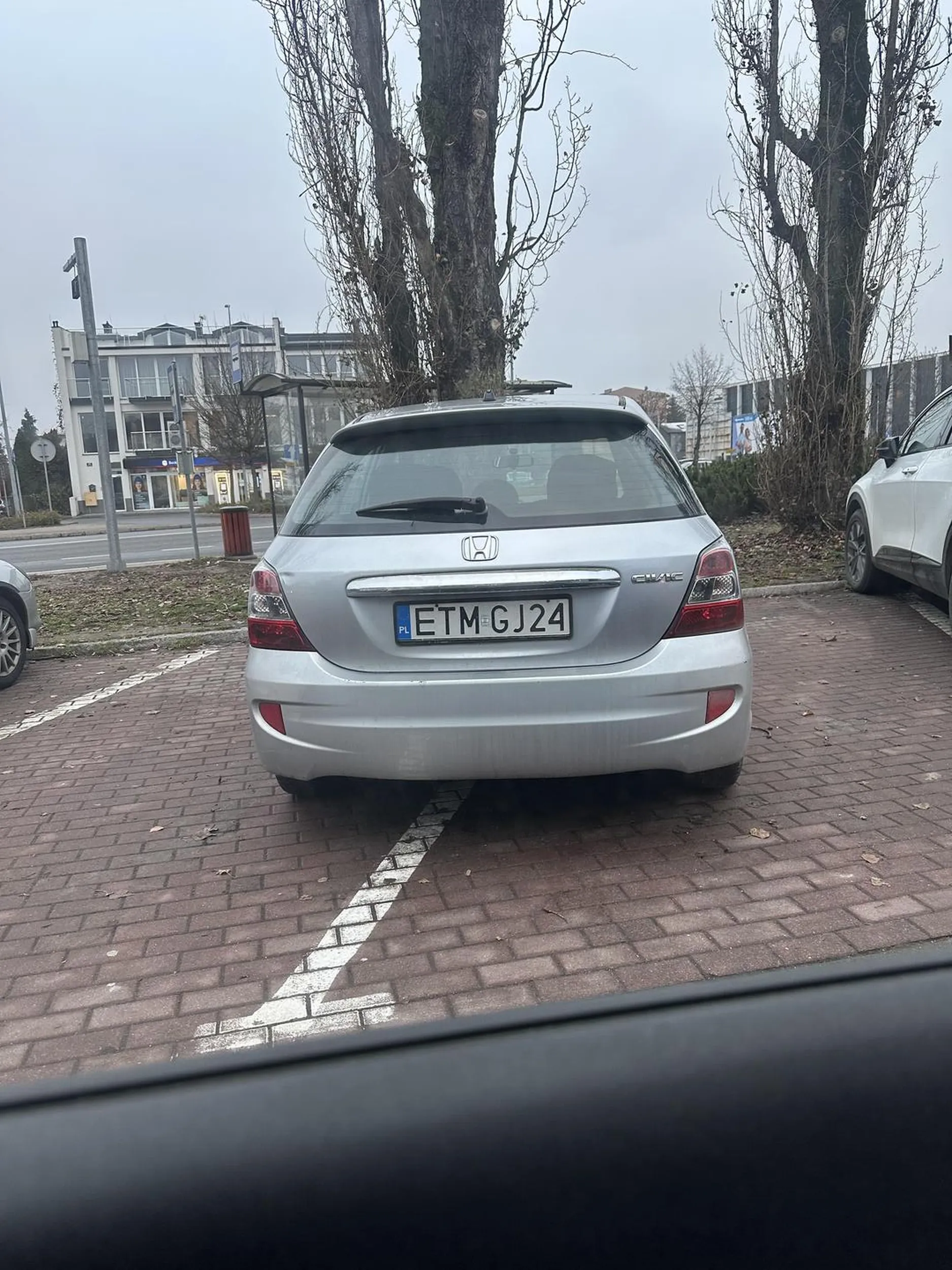 Dwa miejsca aż musiałeś zająć?