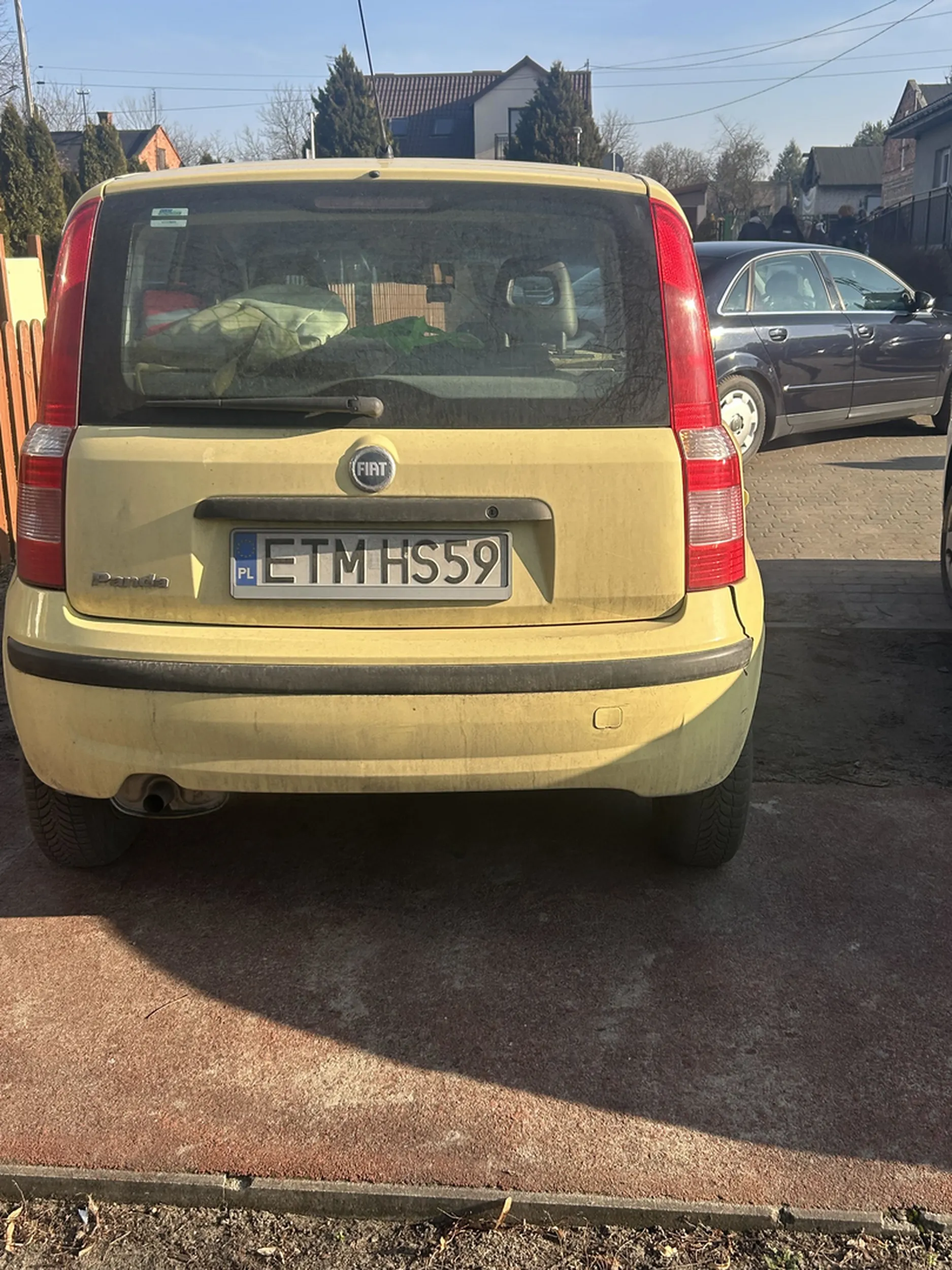 wjechał na plac szkolny z wyskoką prędkością pomimo dzieci, którę się na nim bawiły po czym zastawił innych kierowców