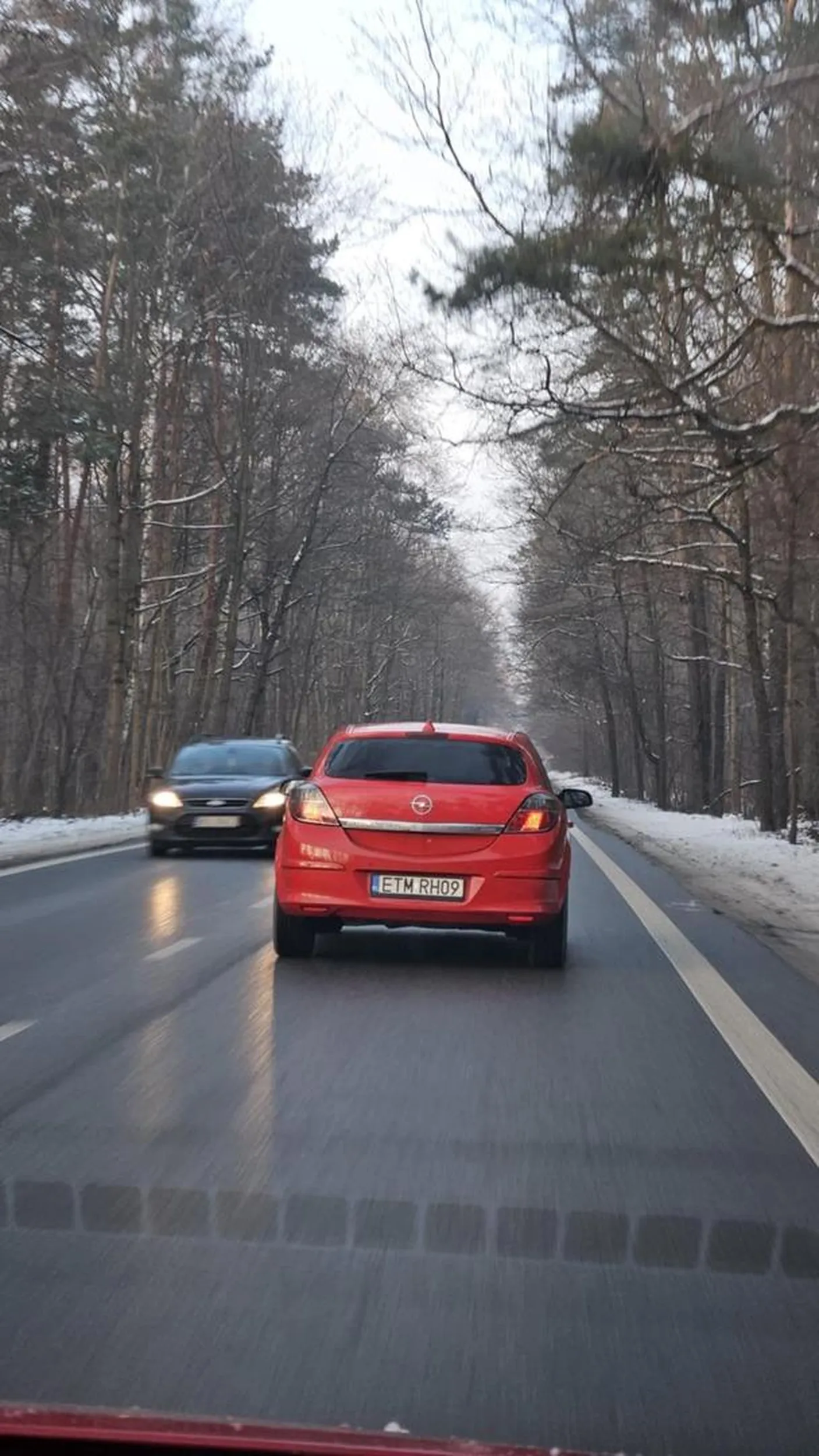 Szeryf dróg. Blokuje prawy pas ze zjazdu z ronda, stojąc na dwóch pasach, nie wie co to jest jazda na suwak. Jeździ przy lewej krawędzi pasa czając się aby tylko nie dać się wyprzedzić. Polecam wybrać się na doksztalt przypomnieć sobie zasady ruchu drogowego.
