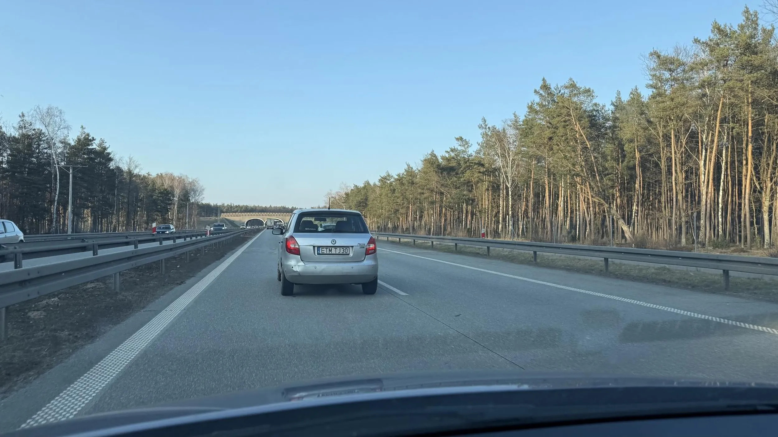 Głupie babsko blokujące pas ruchu. Kultura wyniesiona z domu kazała jej kilkukrotnie pokazywać palec którego wkłada sobie w odbyt.