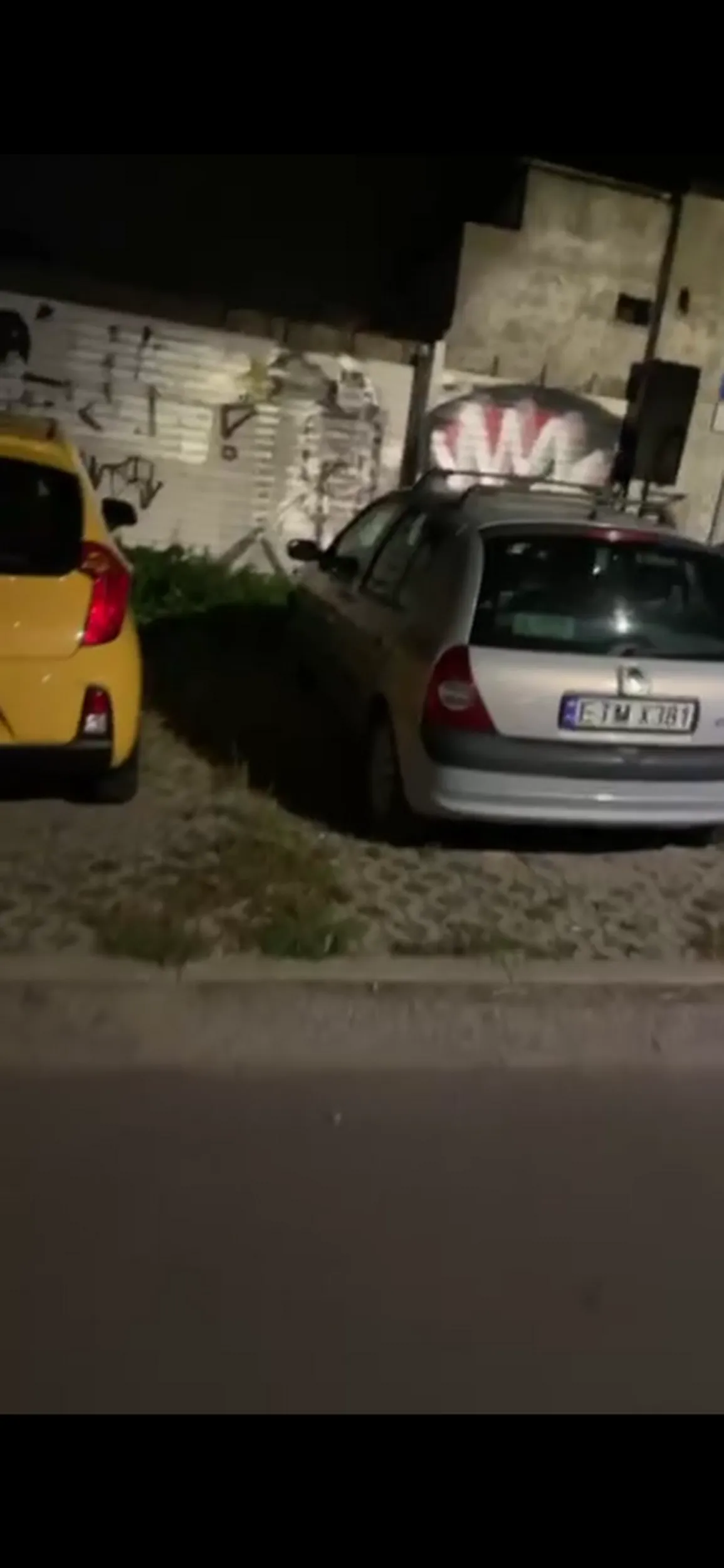 Ej ziomek, stoisz w Łodzi na Podmiejskiej i ci cały dzień auto plumka coś... Głośne to jest