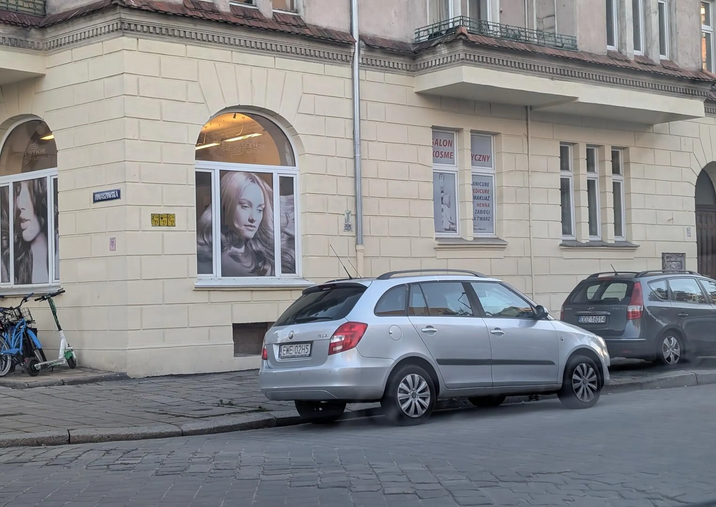 Stawiasz ostatnio tego trupa przy samym skrzyżowaniu i nic nie widać, żeby ustąpić pierwszeństwa , prawej trzeba się prawie zatrzymać, a piesi zza tego auta wychodzą od razu na jezdnię prosto pod koła, naucz się parkować i myśleć.