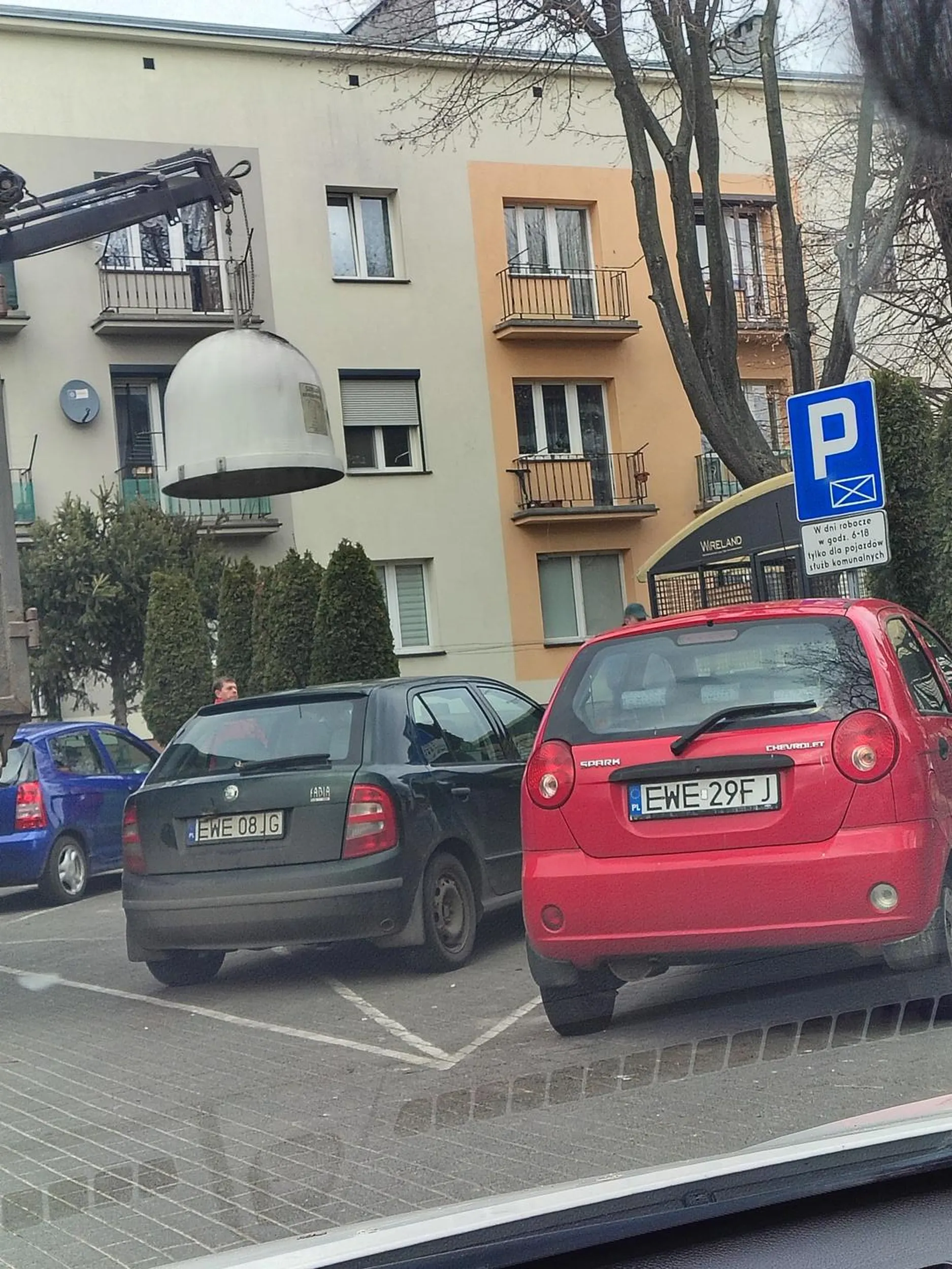 Parkując na miejscu dla służb komunalnych blokuje przejazd bo pan odbierający śmieci parkuje na środku jezdni